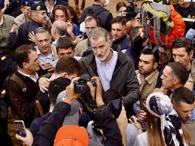 西班牙遇史上最嚴重水患釀217死，國王視察被災民「泥塊K爆」飆罵殺人犯。（翻自X平台）