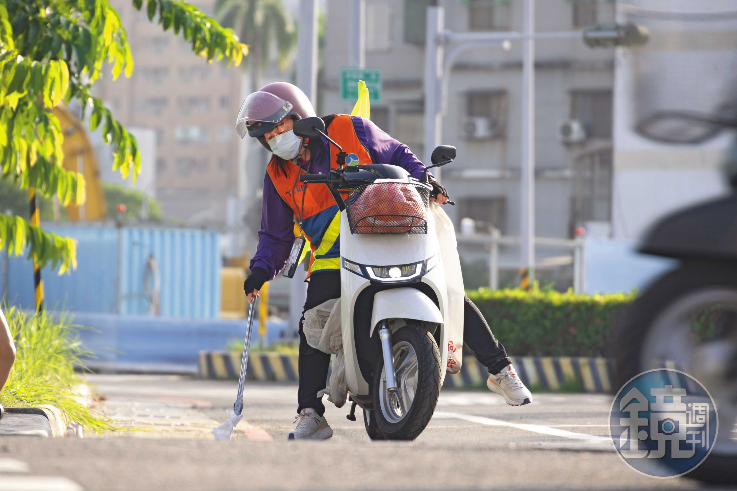 剛掃過的路面又被丟了垃圾,蔡綉娥經過時就順手處理。