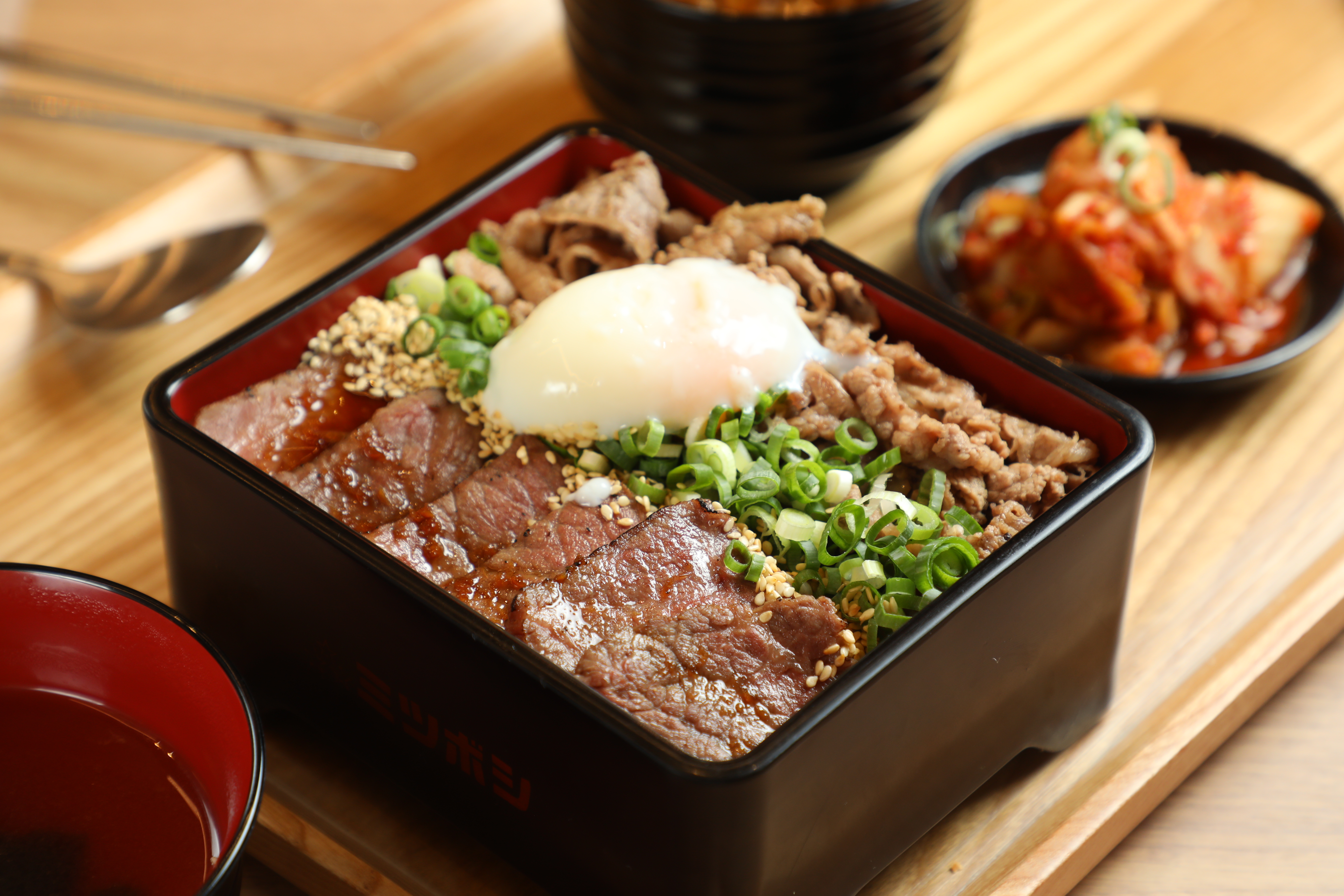 鋪上大量牛肩胛與前胸肉的招牌「叁星重」(300元/份),打上加購的「溫泉蛋」(40元/顆)更美味。