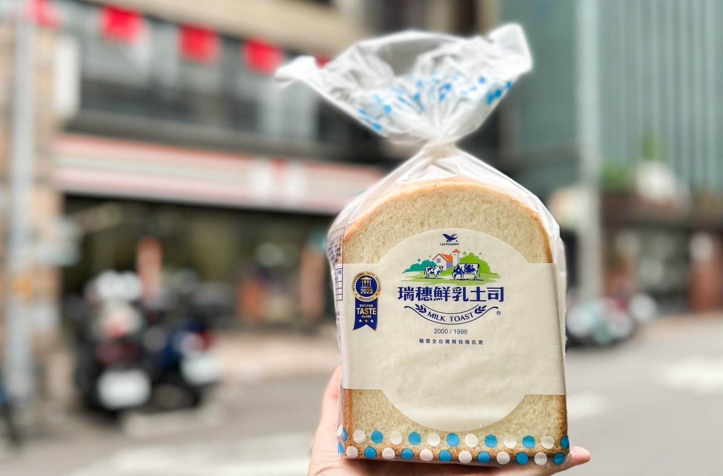 「瑞穗鮮乳土司」在超商便能輕鬆購得,讓你就能享受這款榮獲國際三星獎章的美味,同時一同感受土司「軟實力」的深厚功夫。