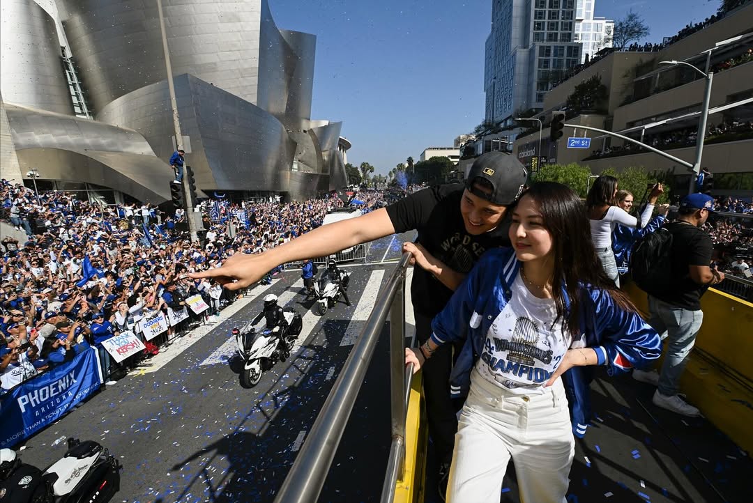道奇回到洛杉磯展開封王遊行，大谷翔平帶真美子坐上遊行車甜蜜放閃。（翻攝自Instagram @shoheiohtani）