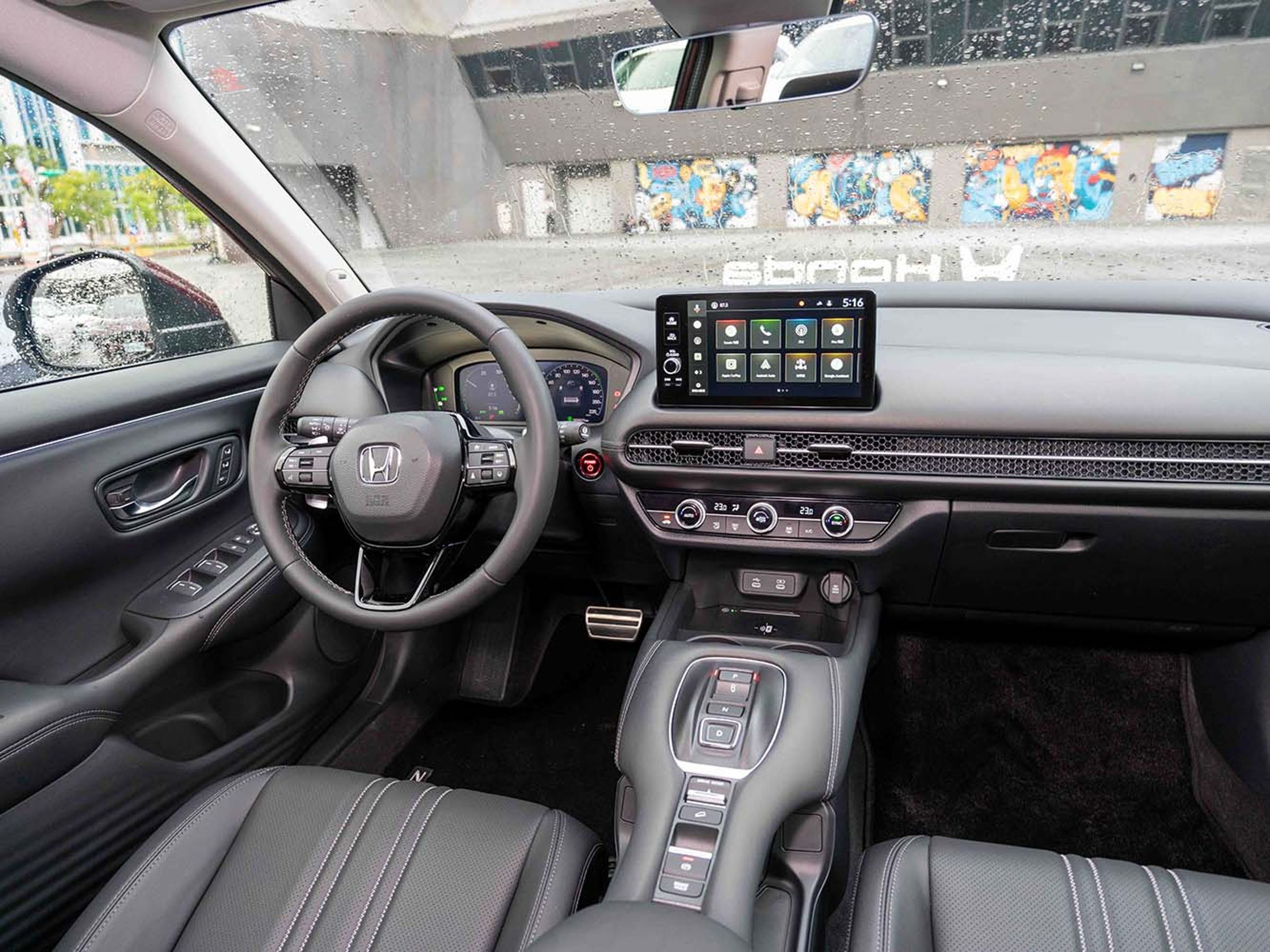 內裝鋪陳與近年來HONDA的車款類似，主要採用10.2吋的數位儀表搭配上9吋的觸控螢幕。