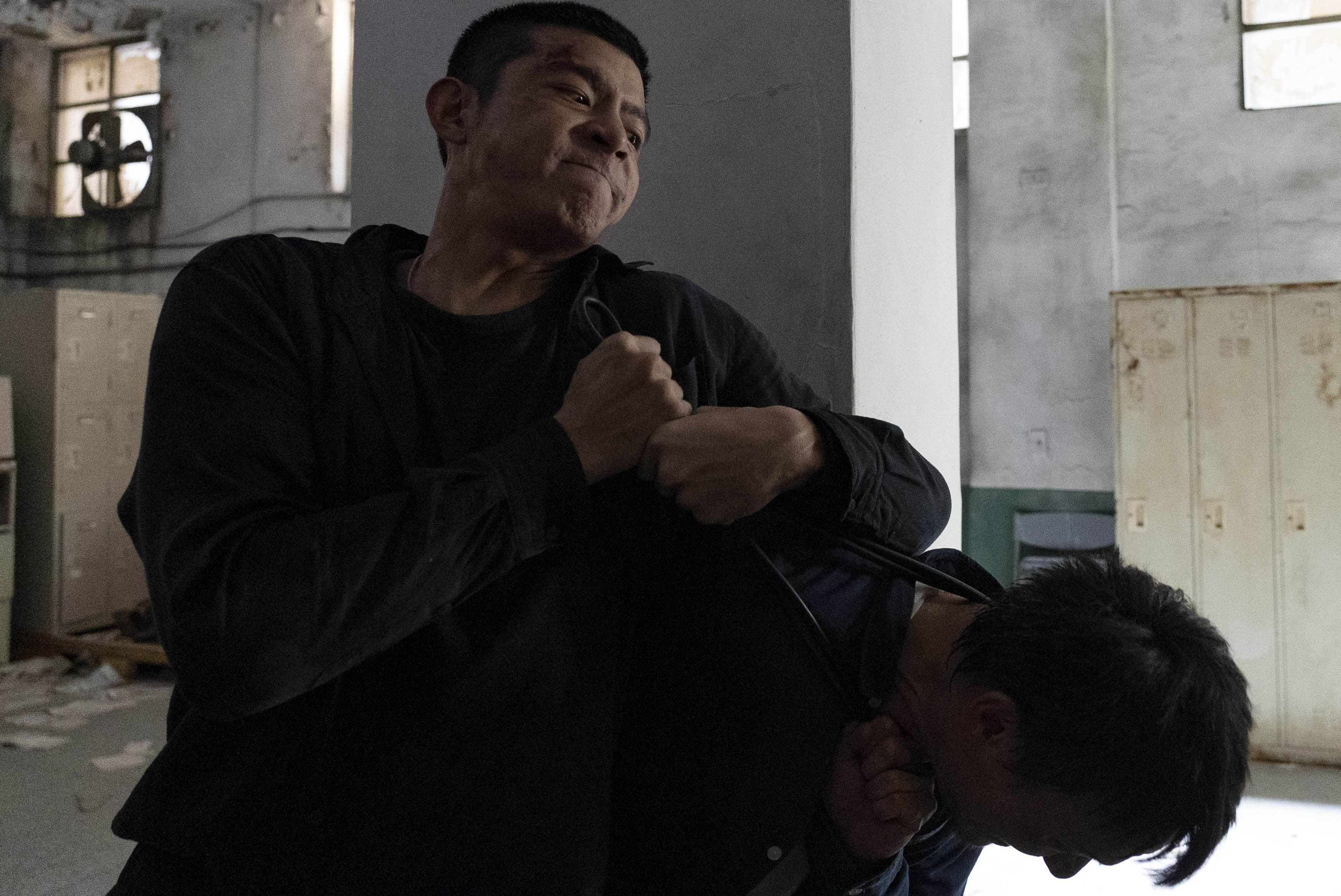 張震（右）和王柏傑（左）又踹又勒脖的肉搏戰非常逼真。（本地風光提供）