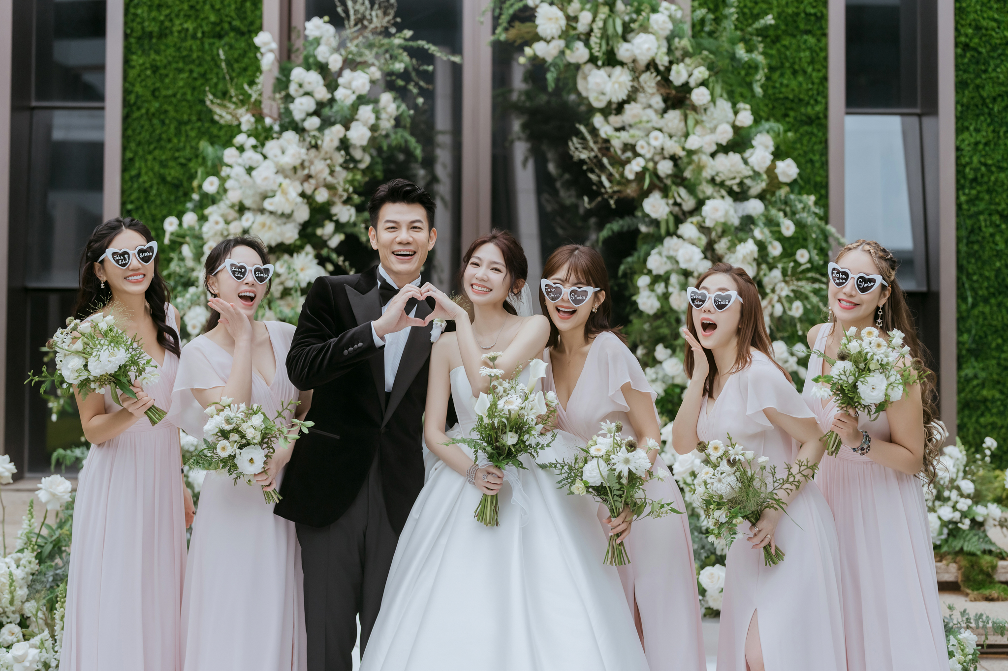 曾智希和伴娘團。（SJ Wedding鯊魚婚紗攝影）