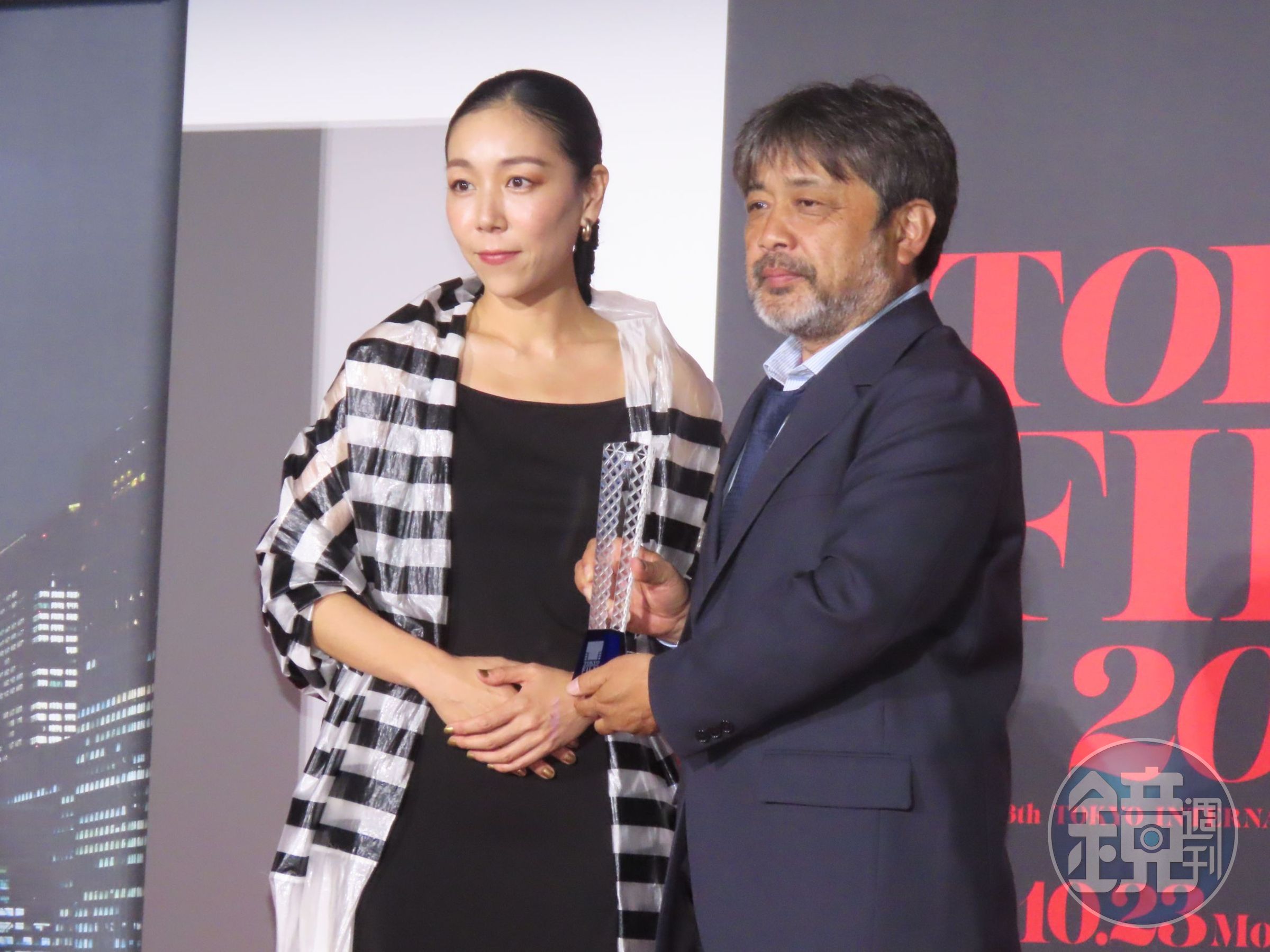 《(非)一般欲望》導演岸善幸(右)榮獲觀眾票選獎和最佳導演兩項肯定,左為本屆影展導覽大使安藤櫻子。