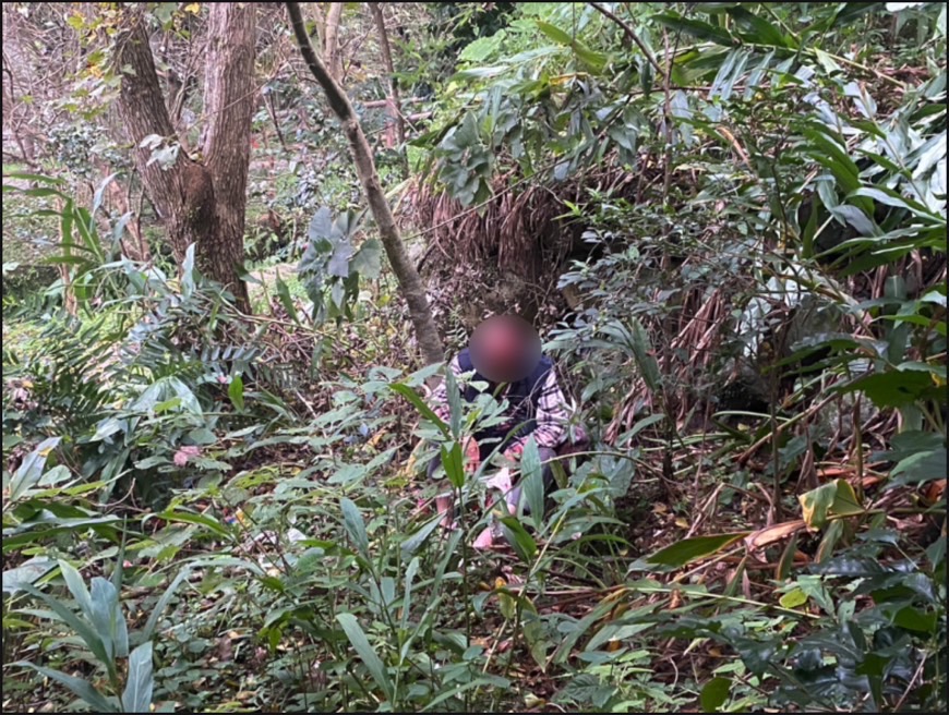 視障李父滑落邊坡，警方開啟警車警報器以聲辨位，才順利找到李父。（翻攝畫面）