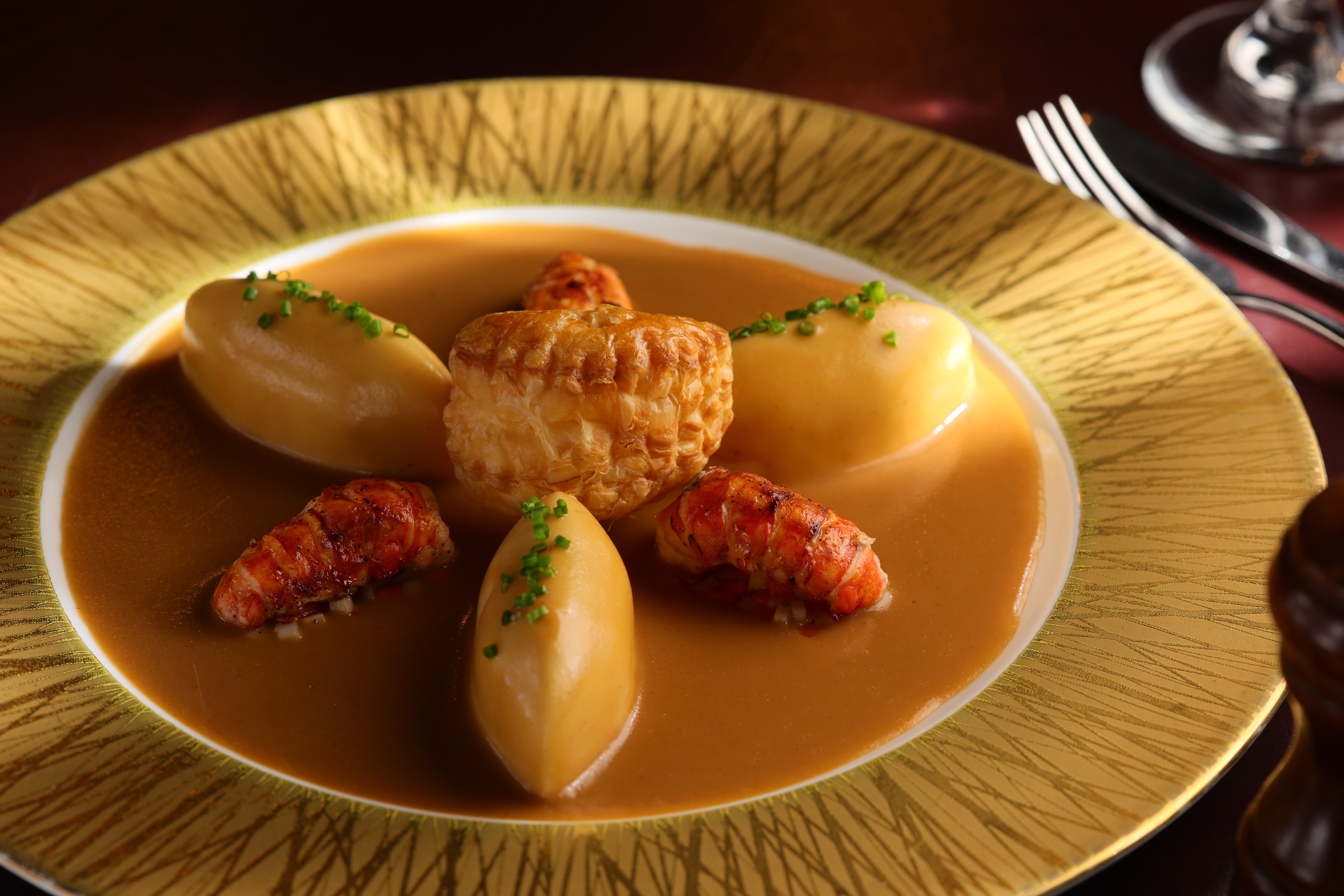 巴賽麗廳近來大幅度更新菜單，其中的「里昂魚丸佐南園醬汁」是最亮點的一道新菜。（1,780元／份）