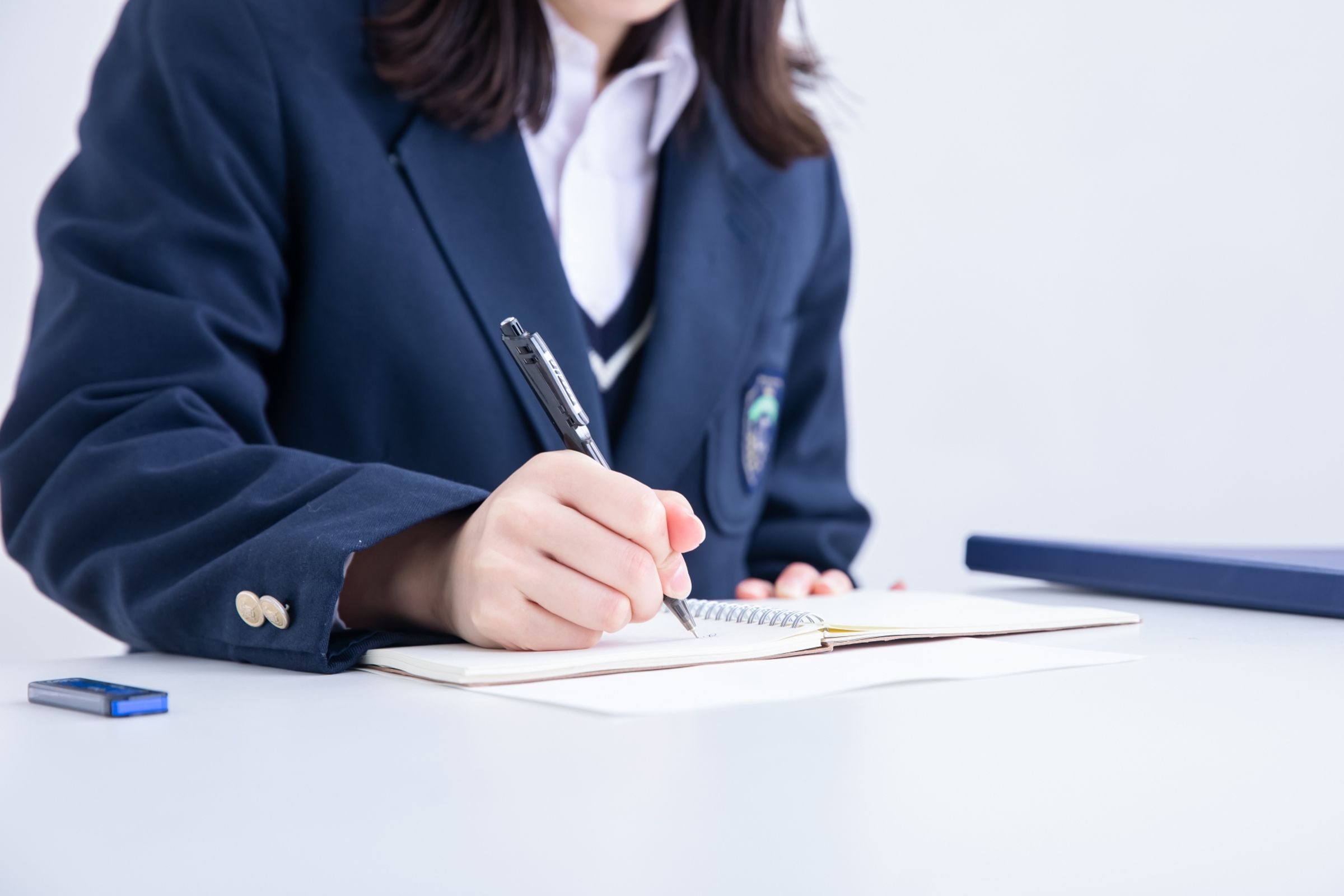 南韓女老師透露，曾在校內看到女學生在教室內自習時，伸腳磨蹭男學生胯下，她出言制止卻遭家長投訴。（示意圖，photoAC）