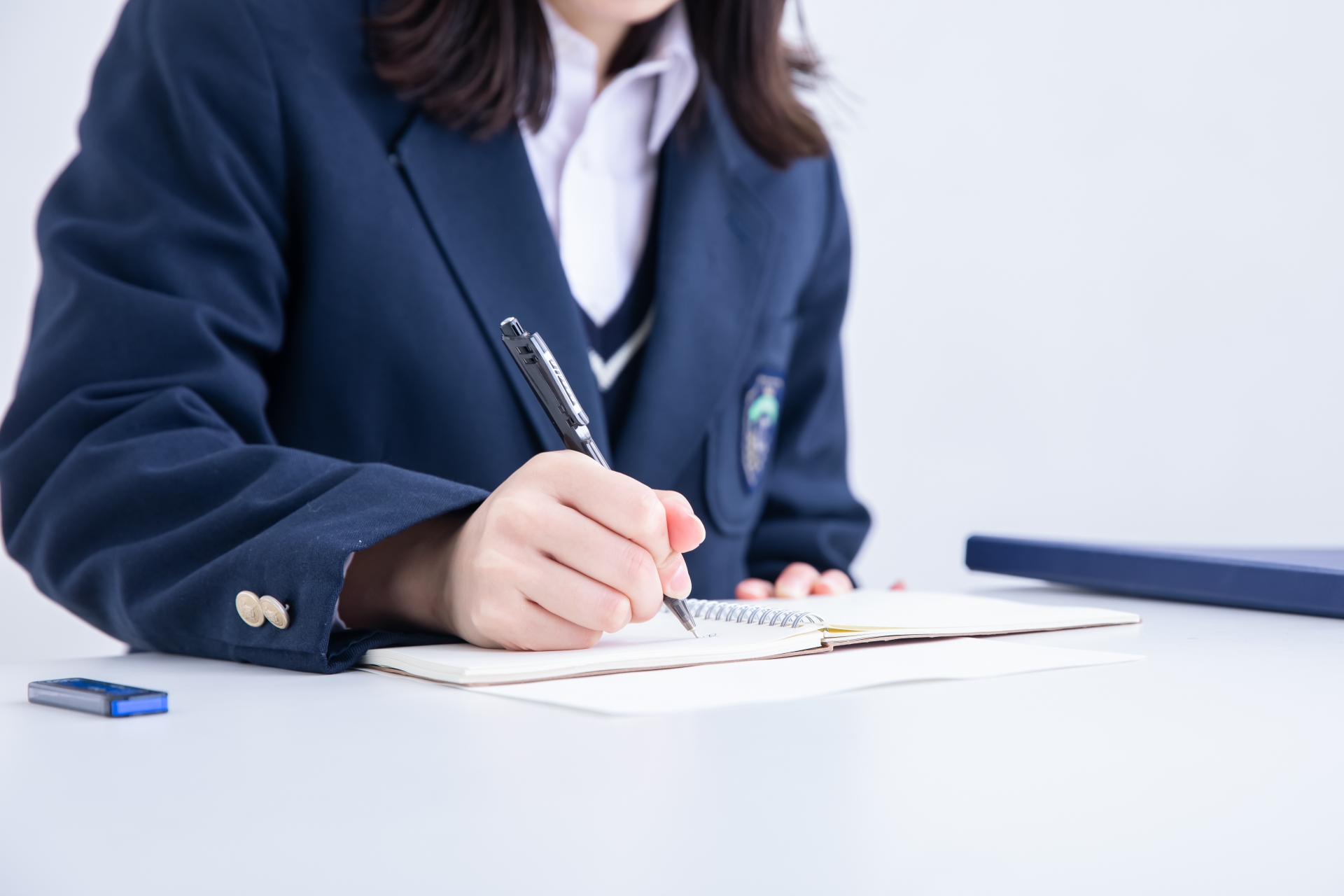 南韓女老師透露，曾在校內看到女學生在教室內自習時，伸腳磨蹭男學生胯下，她出言制止卻遭家長投訴。（示意圖，photoAC）