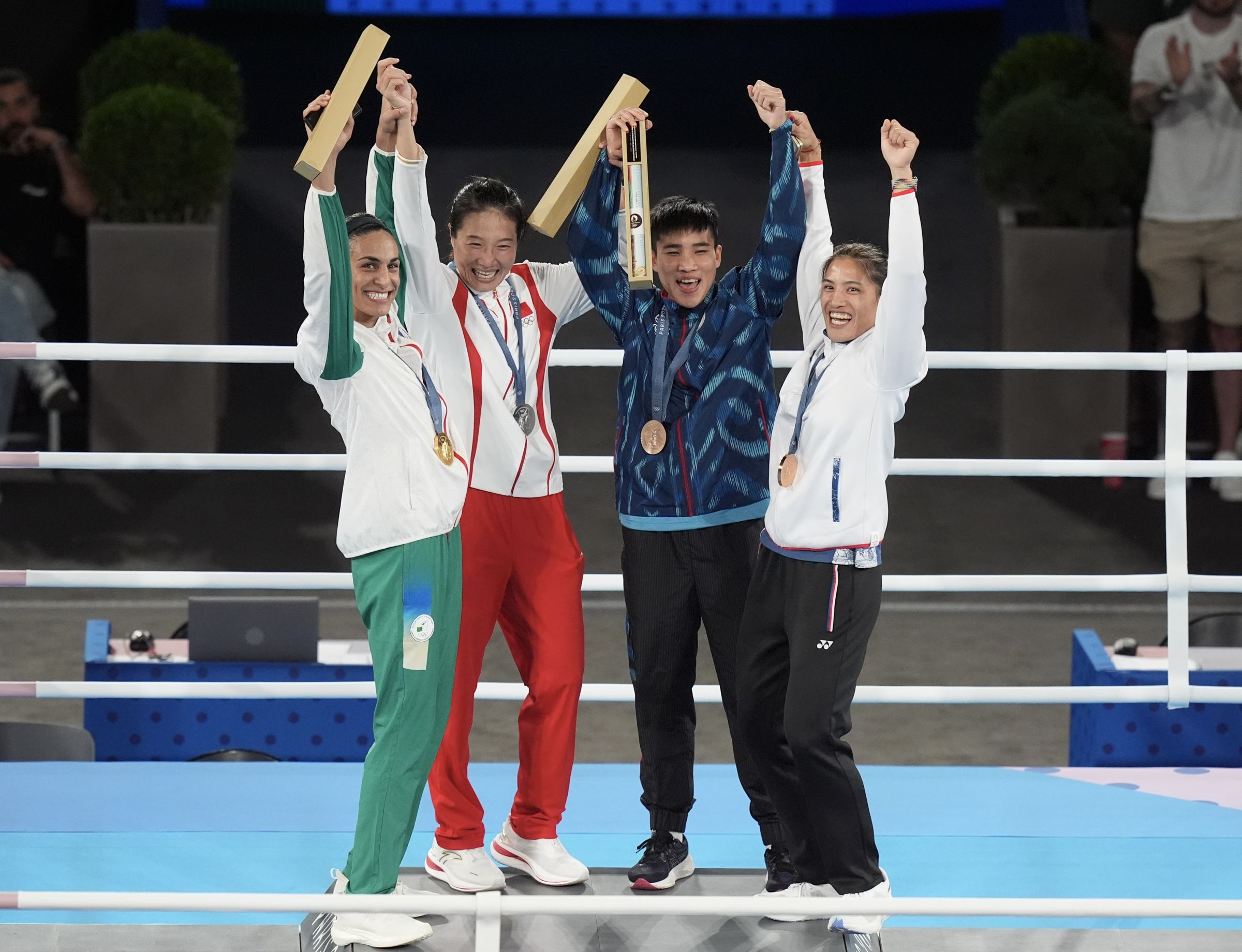 哈利夫、楊柳、蘇萬納彭及陳念琴（由左而右）合影。（中華奧會提供）