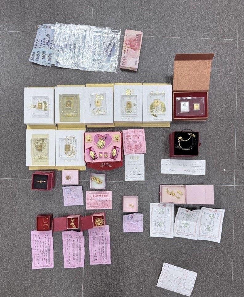 葉男等家人涉嫌利用詐保不法所得購入大批金飾,都遭檢警查扣。翻攝畫面