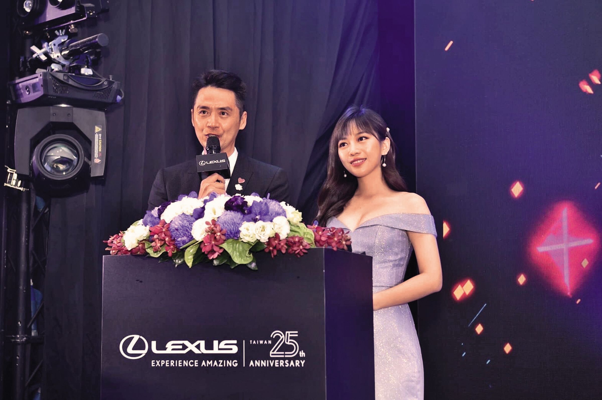 蔡尚樺(右)主持汽車發表會,展現主播出身的她,進了演藝圈八面玲瓏的一面。左為呂如中。(翻攝自蔡尚樺臉書)