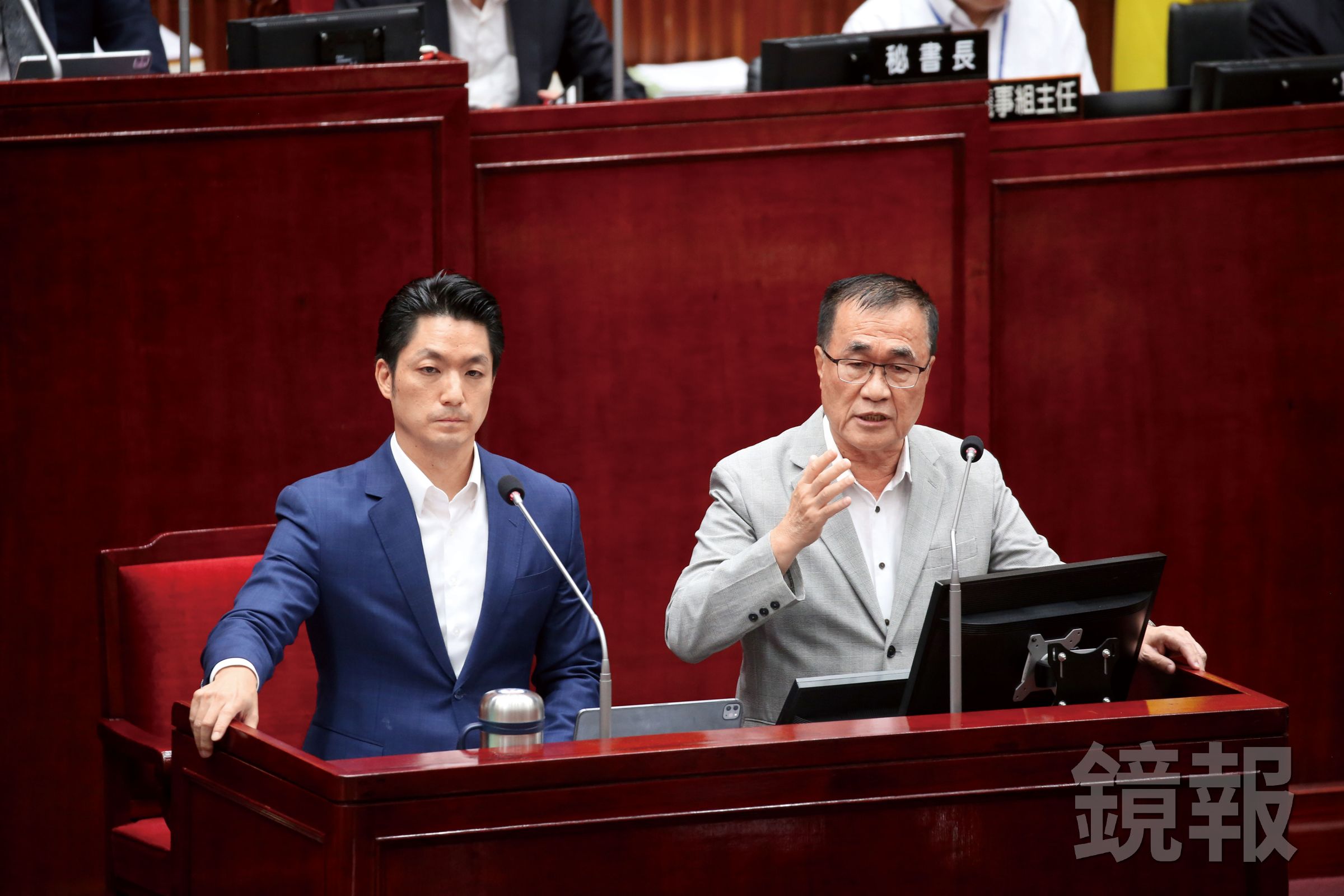 2025年10月,台北市議會質詢現場,左起為台北市長蔣萬安、副市長李四川。(鏡報董孟航)
