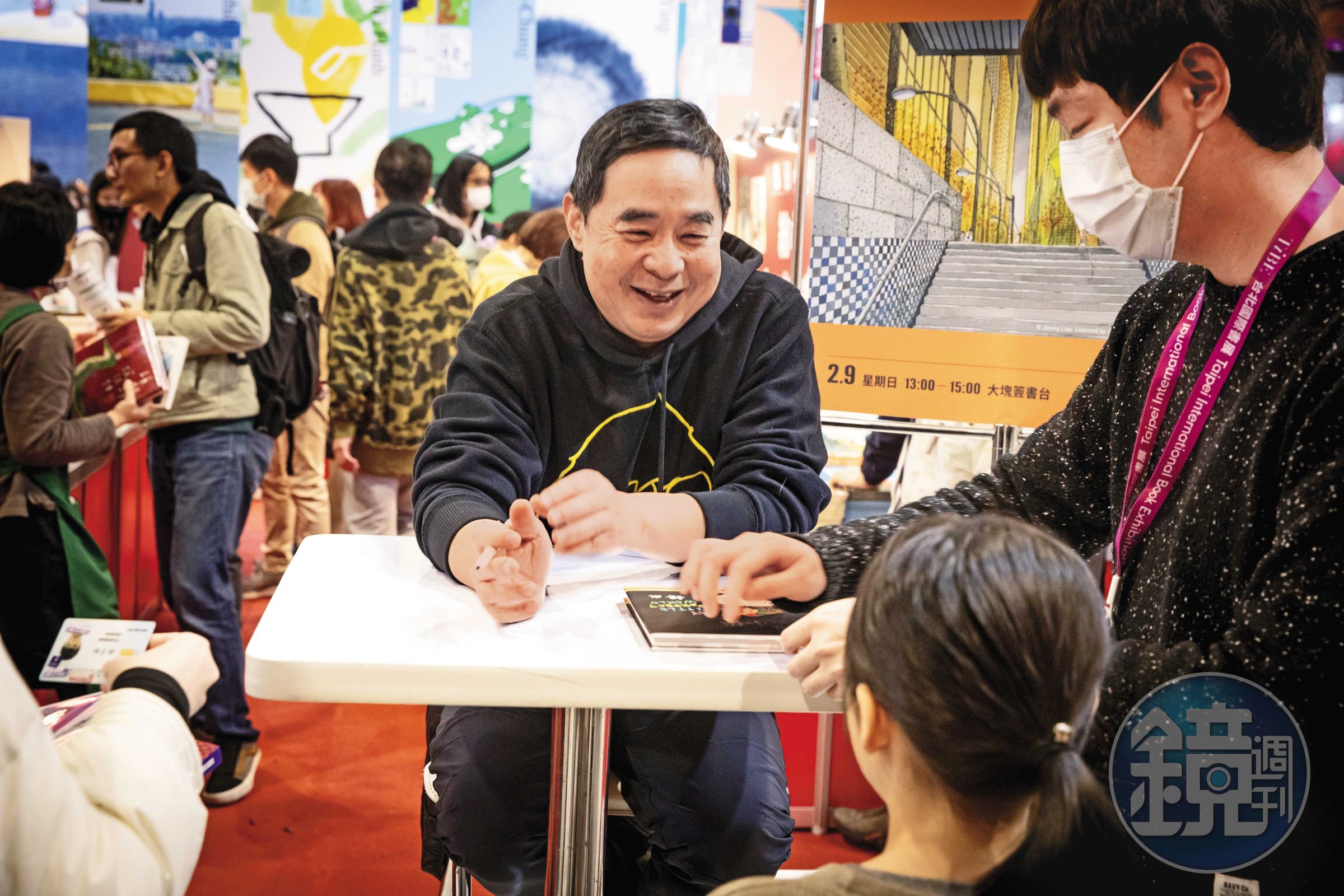幾米少數不畏懼的公開露面是書展讀者見面會，一邊在書上幫讀者簽名畫小兔子，一邊聽讀者分享閱讀心得這件事讓他覺得自在。