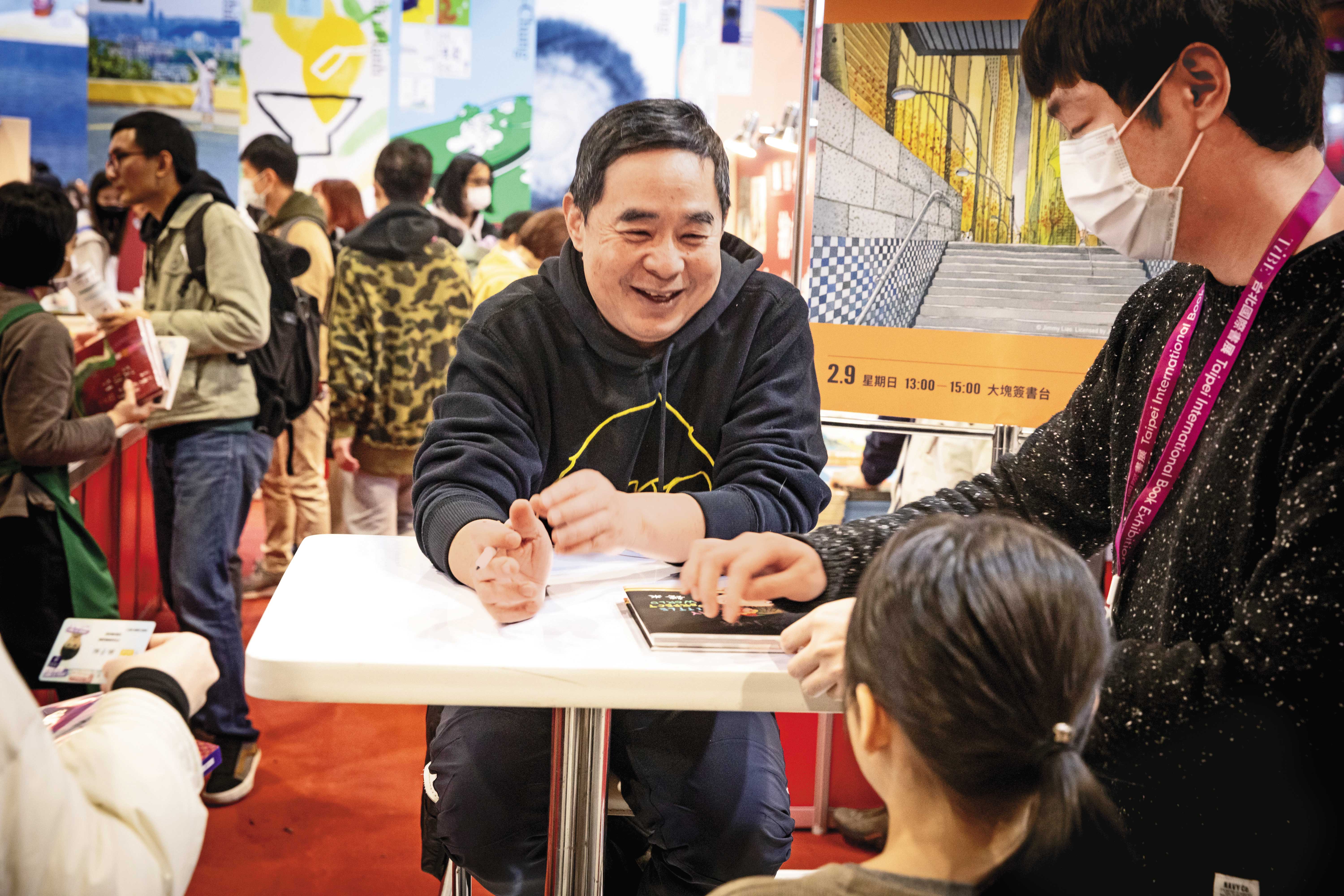 幾米少數不畏懼的公開露面是書展讀者見面會，一邊在書上幫讀者簽名畫小兔子，一邊聽讀者分享閱讀心得這件事讓他覺得自在。