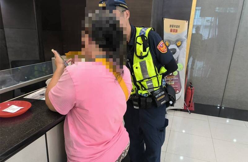 一名邱姓婦人見台股熱潮，誤信假冒投顧老師話術，前往銀行想提領200萬元投資，所幸警銀聯手成功攔阻。（翻攝畫面）