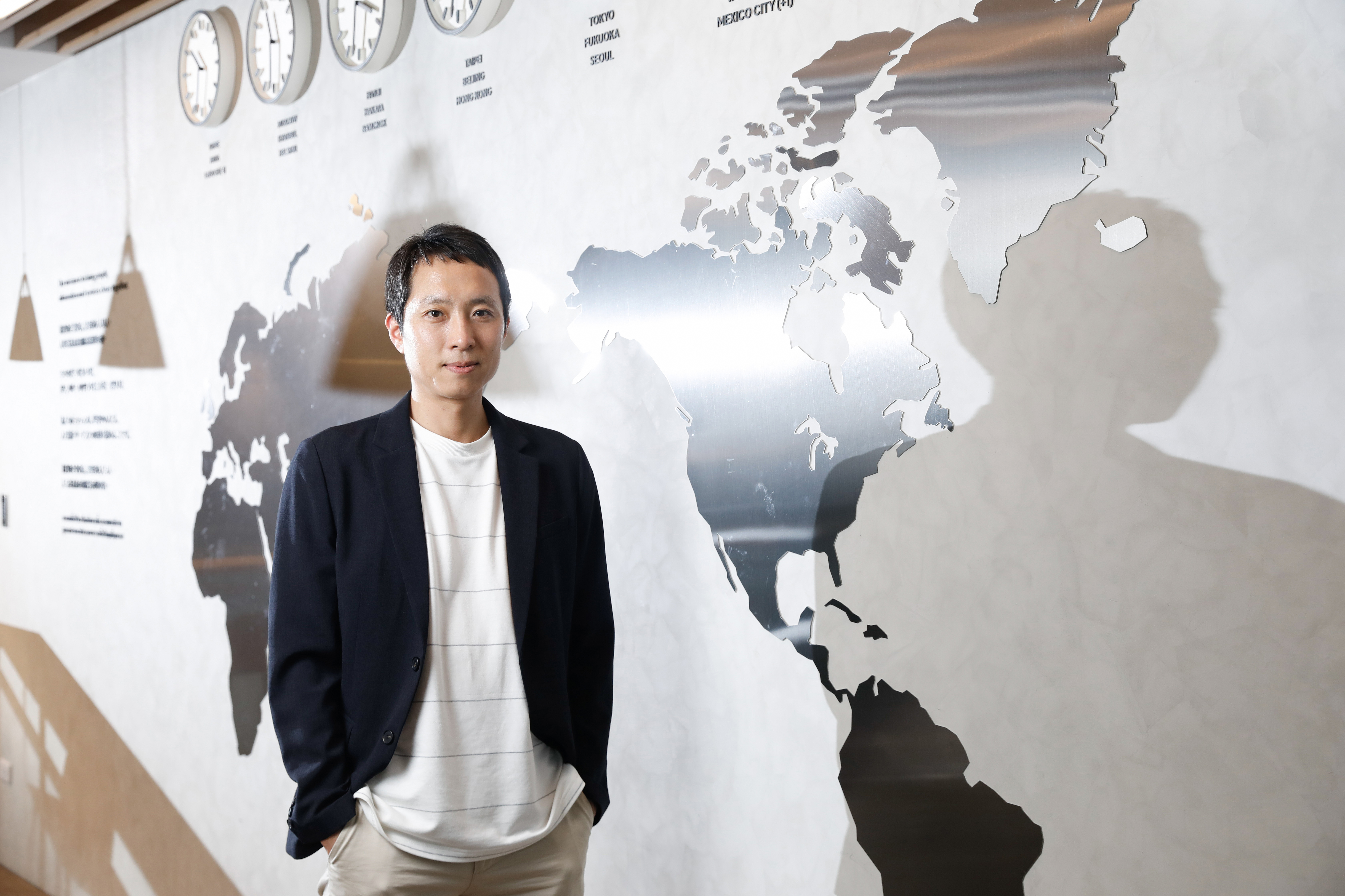 LINE WEBTOON台灣事業部總經理崔準榮於2021年引進韓國經紀約制度，協助台灣創作者進行異業合作及IP授權。