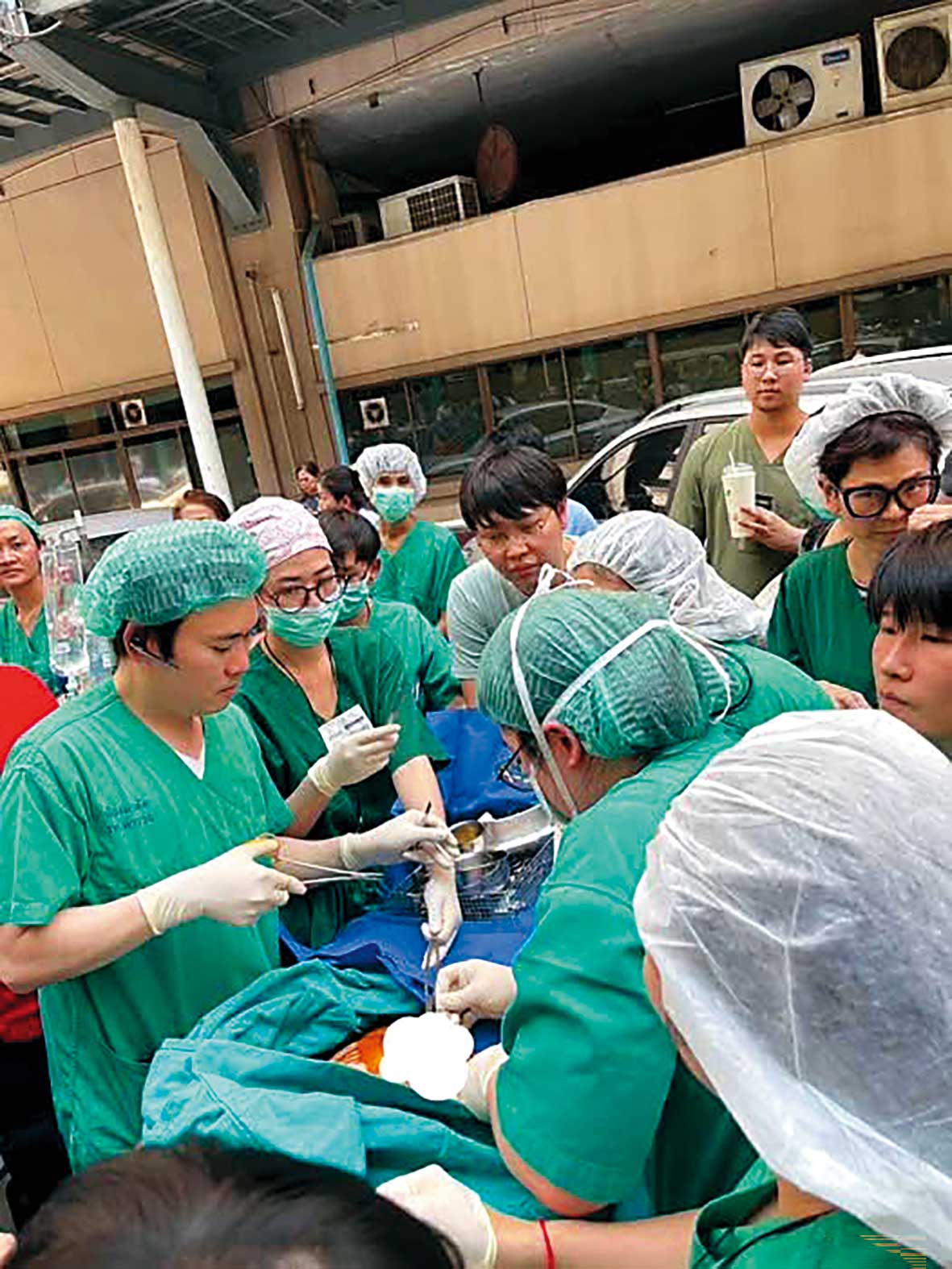 泰國王室出資興建的拉斯維堤醫院因地震毀損，醫護人員緊急疏散病患。（翻攝Chiang Mai News臉書）