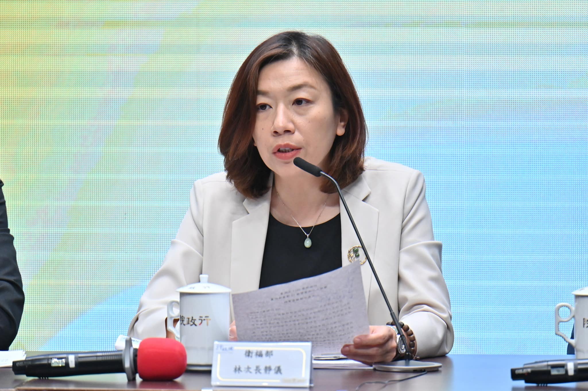 對於外科手術常用封合凝膠退出台灣市場一事，衛福部次長林靜儀在臉書上回應。（翻攝林靜儀臉書）