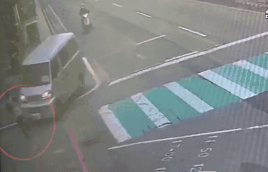 台中科技大學校門口昨日清晨發生車禍，一名行政職員遭車輛撞傷送醫。（翻攝畫面）