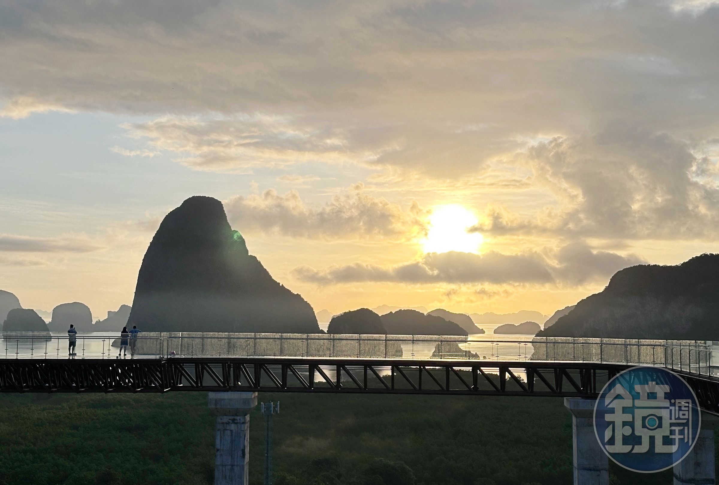 遊拷叻登上天空步道,從上帝視角俯瞰攀牙灣全景,彷彿置身雲端。