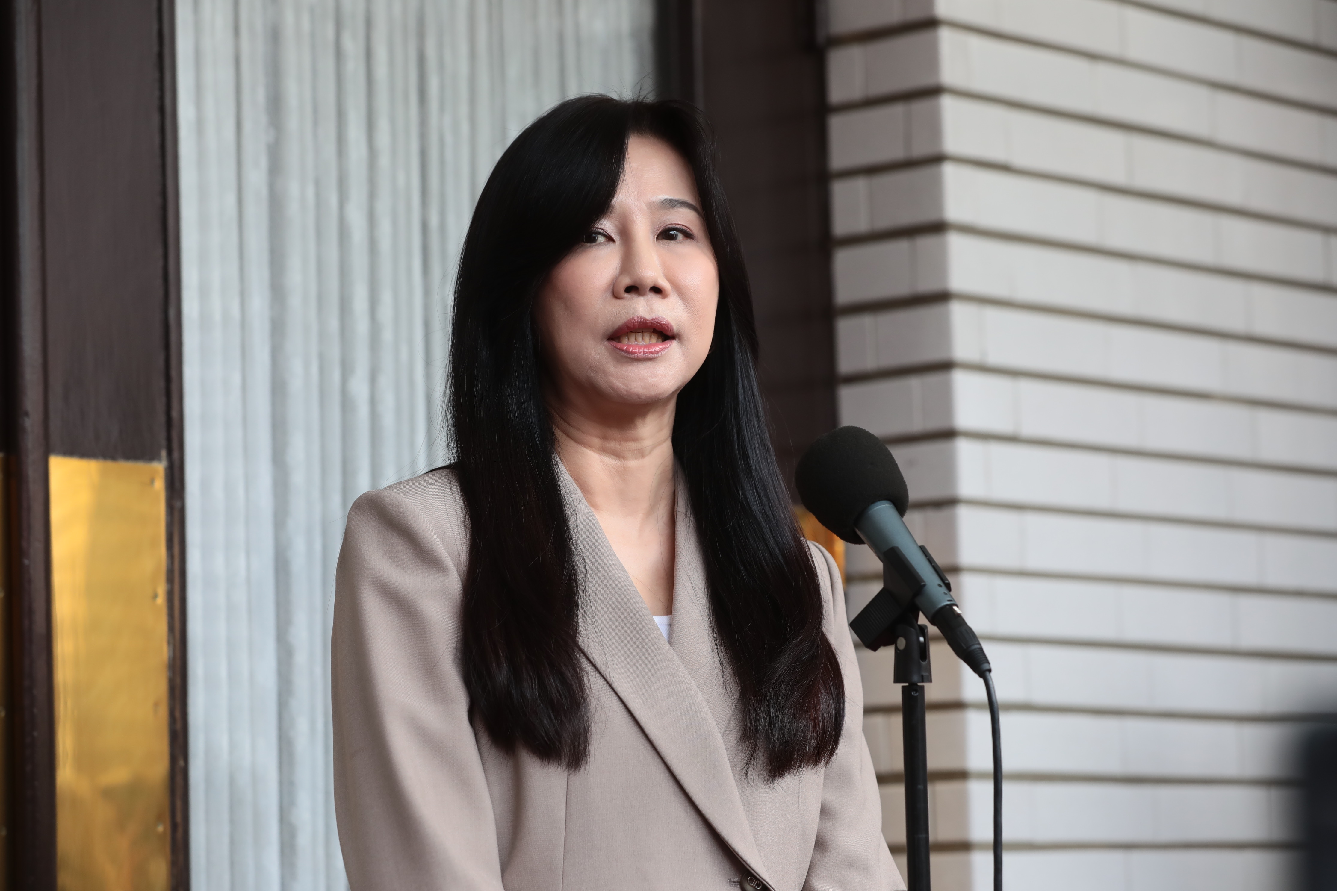 佀廣洋無黨選到底？　萬美玲受訪跳針「尊重他」：他是獨立個體