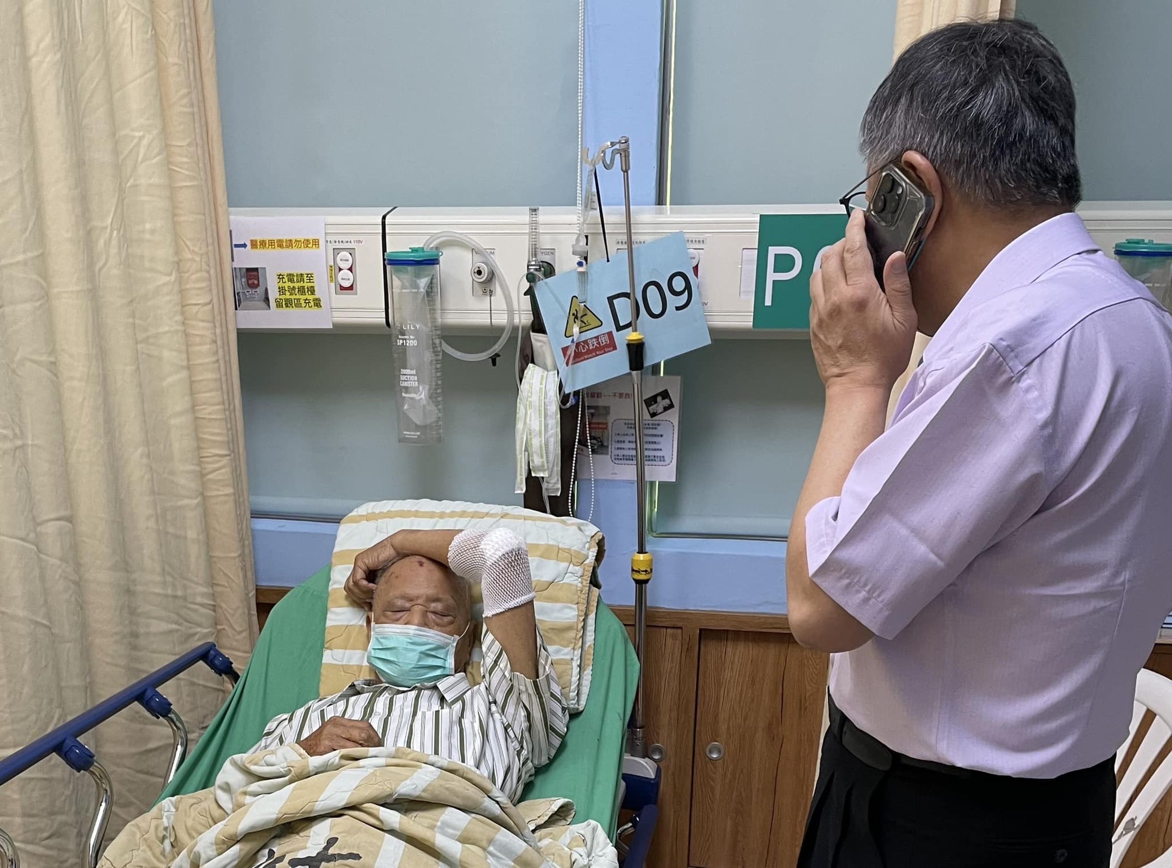 民眾黨發言人戴于文證實,柯的家屬確實有將病危通知交由律師,請律師依規定代為申請戒護探視。(翻攝自臉書@柯文哲)