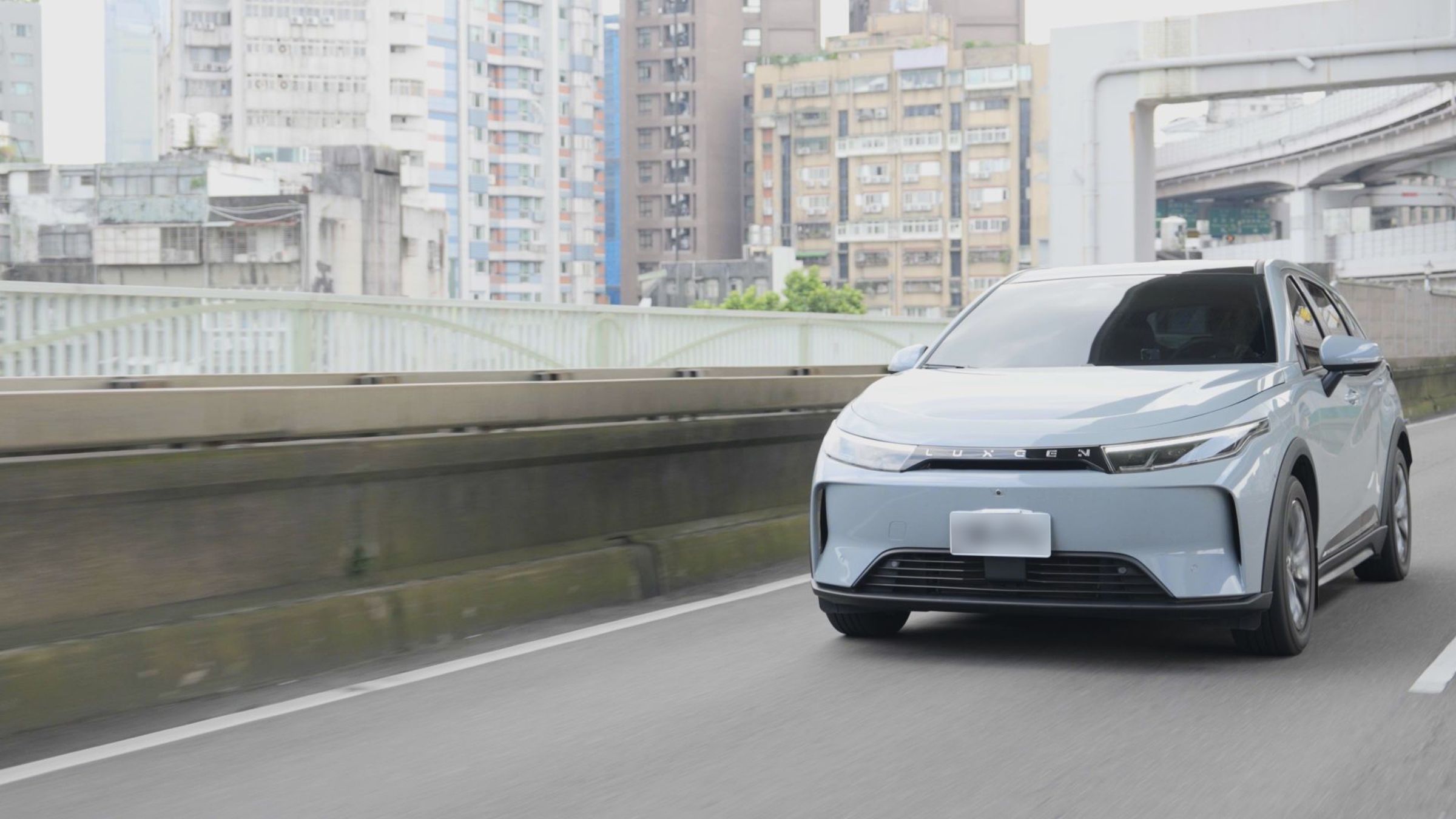 LUXGEN n⁷透過智慧空調預冷功能,避免傳統燃油車怠速開冷氣浪費燃油和排放廢氣,有效減少周遭溫度上升,讓夏季駕駛更加涼爽舒適。
