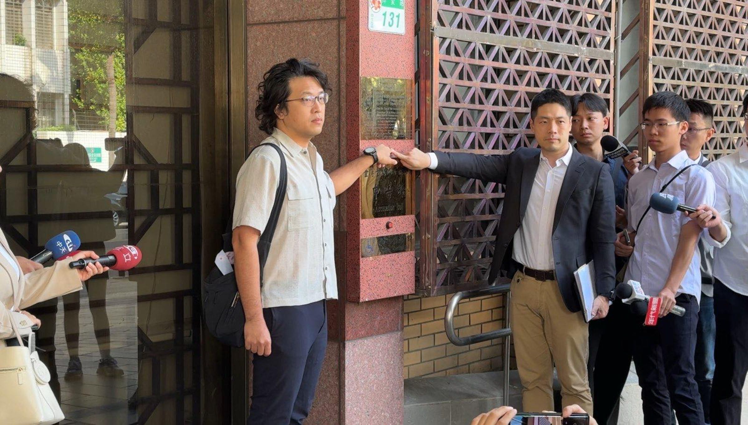 沈伯洋今赴台北地檢署提告臉書粉專妨害名譽,預告下週再告傅崐萁。(翻攝自沈伯洋臉書)