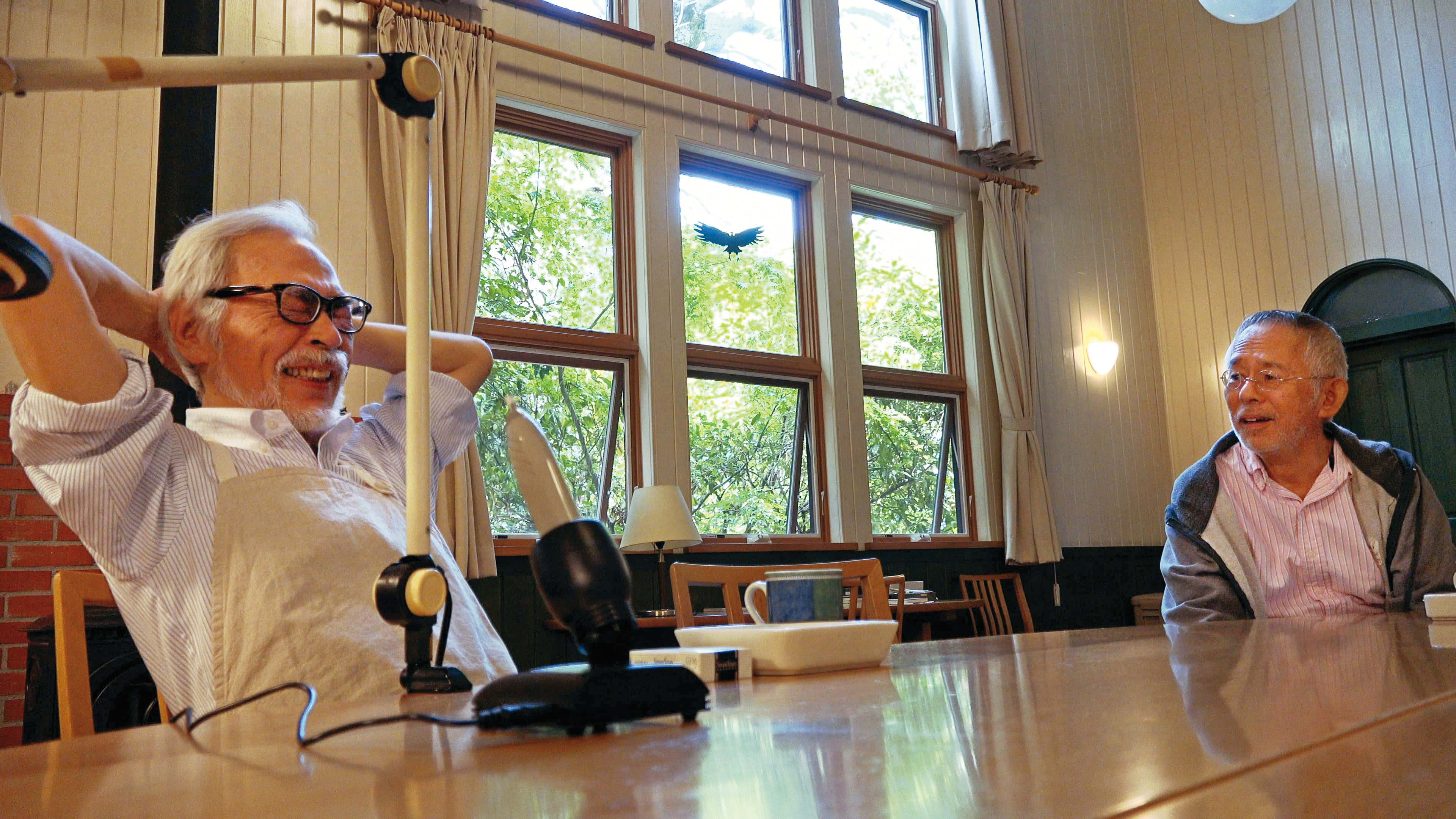 宮﨑駿（左）就是《蒼鷺與少年》裡的那個少年真人的原型，蒼鷺則是他的老戰友鈴木敏夫（右）。（甲上提供）