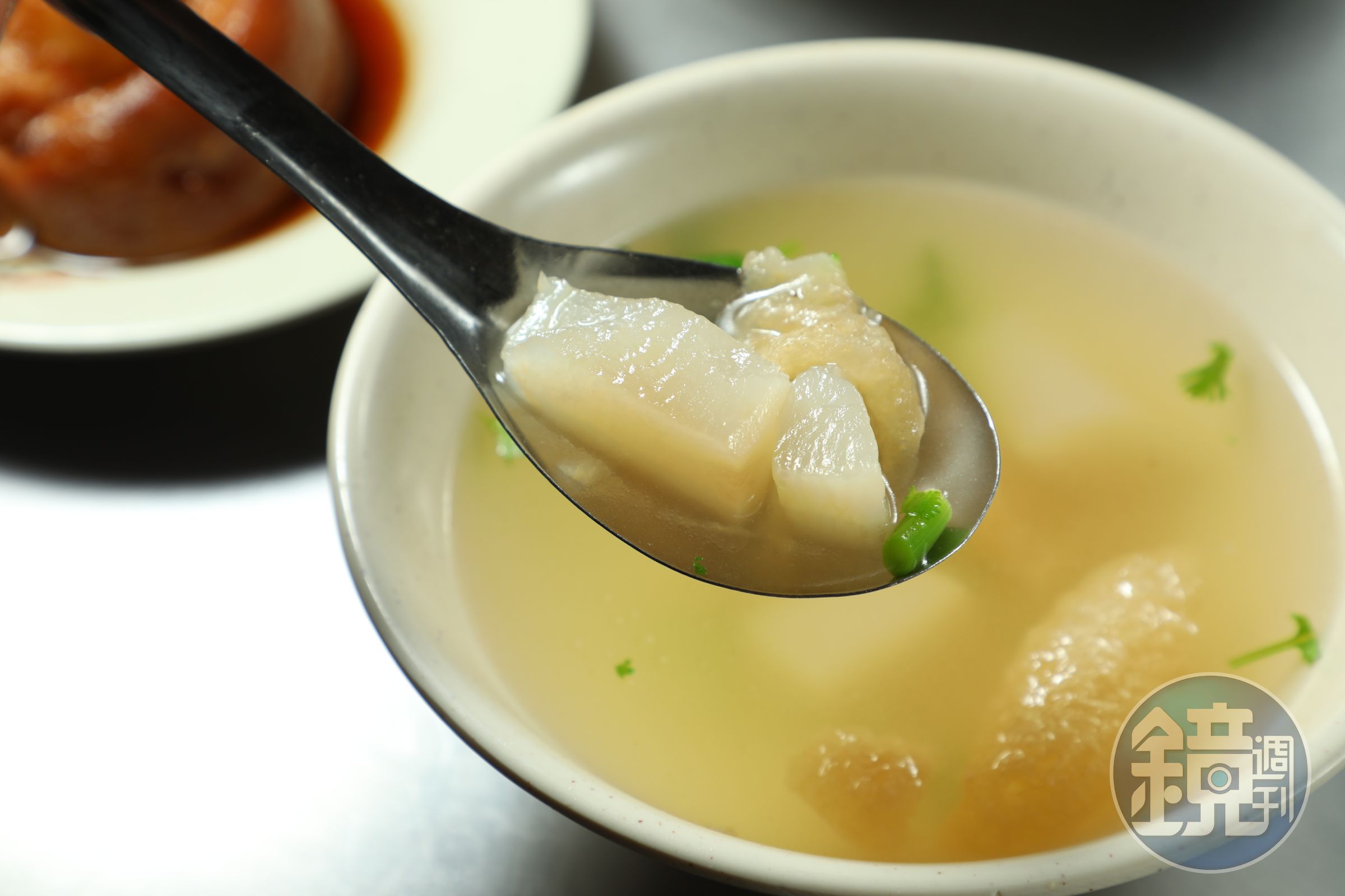 「綜合湯」裡面有蘿蔔和爆豬皮。（35元／份）