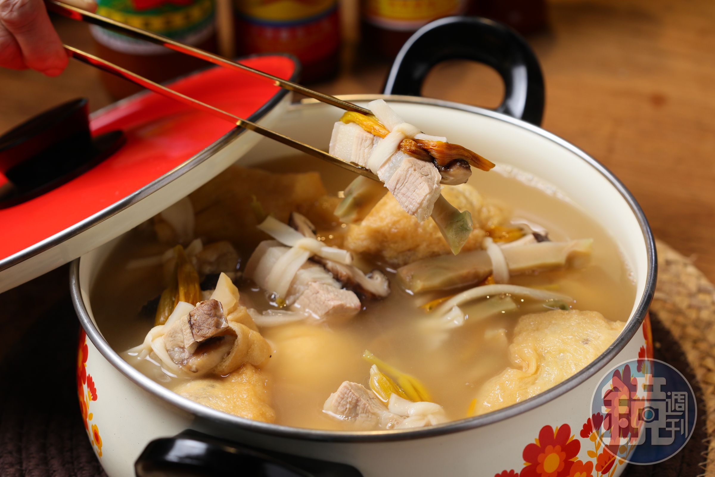 裝在理想牌彩色鍋中登場的醒酒湯「酸菜瓢干結湯/福袋」,吃得到精心綑綁的酸菜柴把。