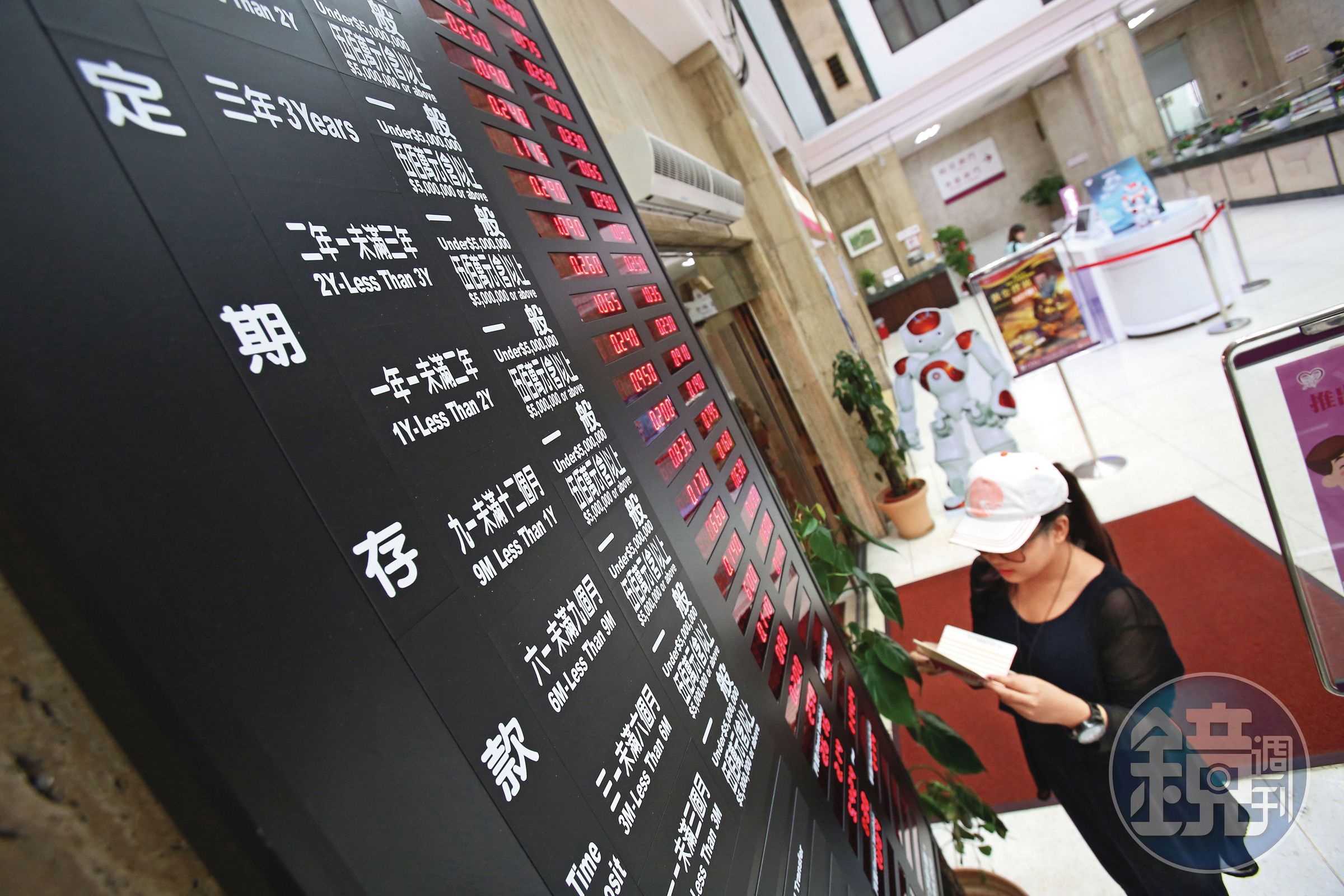 勞退基金設有保證收益機制，是以同期間當地銀行2年期定期存款利率為基準計算。