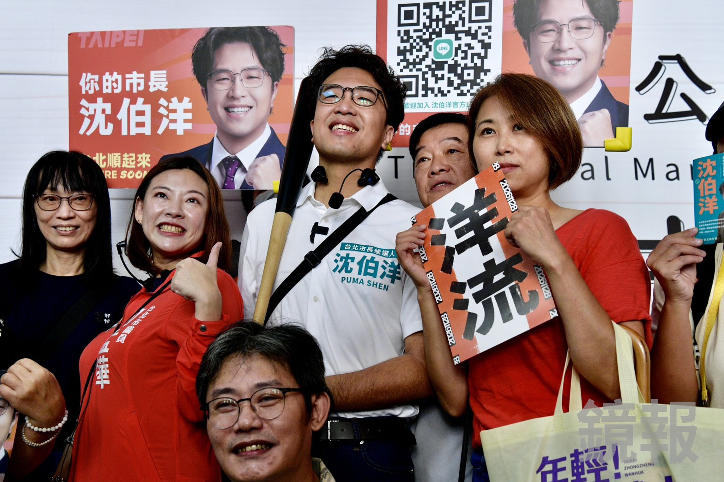 沈伯洋今受訪時，就被媒體追問「政黨傾向」的英文唸法，他秒答「Party affiliation」「Political affiliation」，並幫蔣萬安緩頰。（鏡報李智為攝）