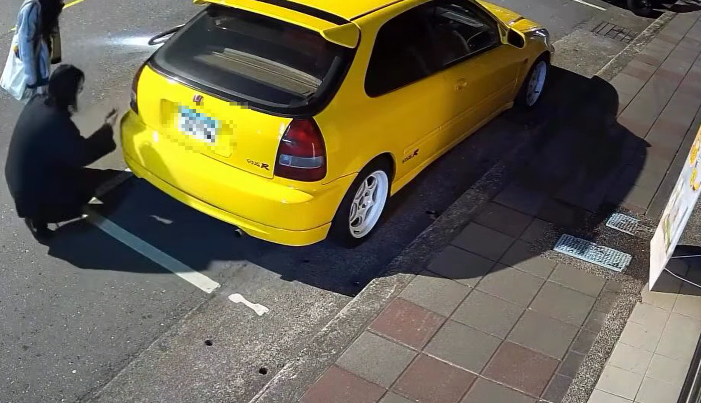 一名長髮男子騎乘Ubike載女子行經南港，擦撞路旁黃色轎車，下車查看後竟說「沒事」、「撤退」，隨即騎車離去。（翻攝自「WoWtchout - 地圖型行車影像分享平台」YT頻道」