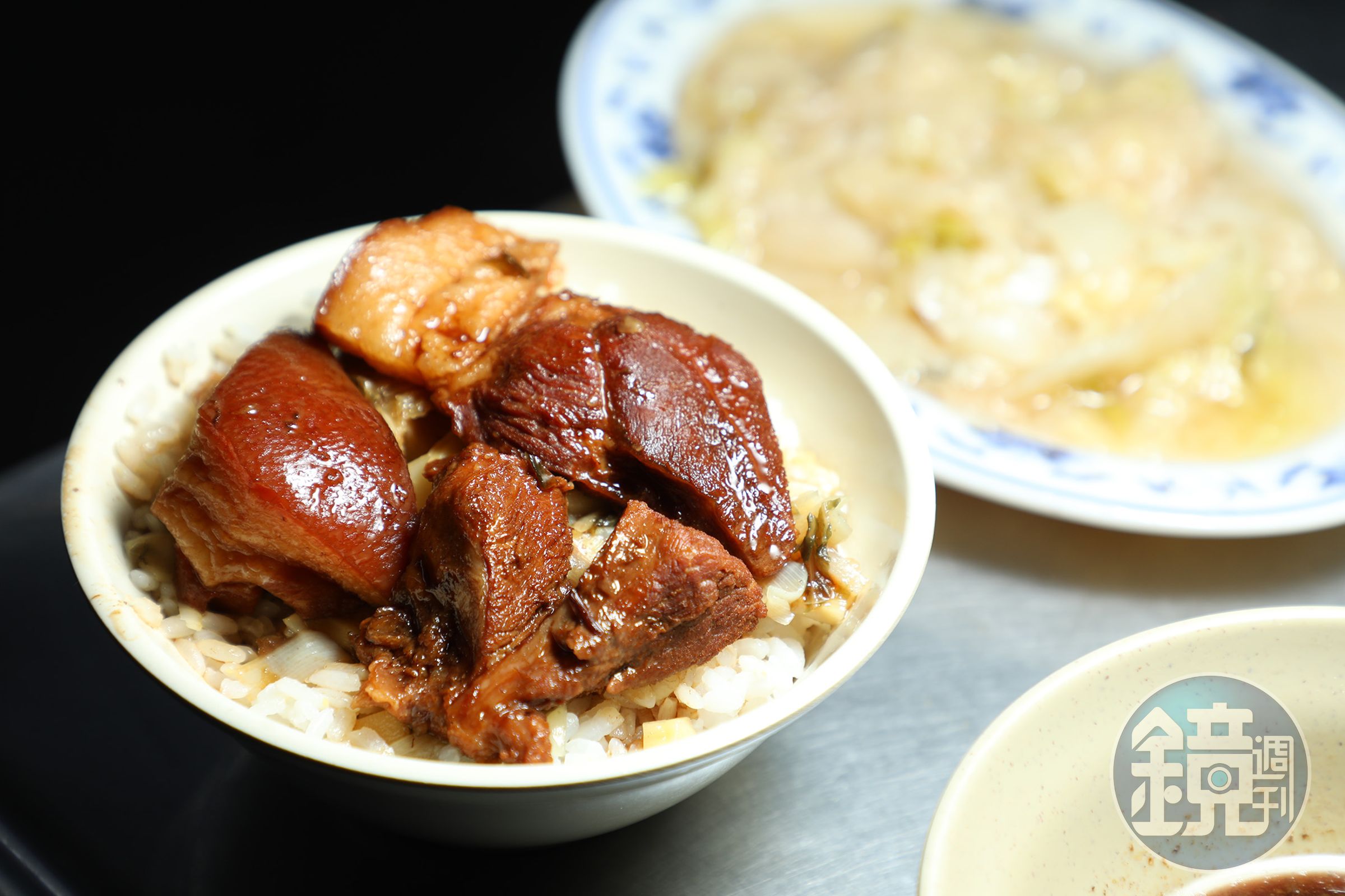 「焢肉飯」（前，60元／份）放上幾塊帶皮肥肉與瘦肉，米飯淋上醇厚滷汁，再點份「滷白菜」（後，35元／份），就是簡單卻讓人感到滿足的組合。