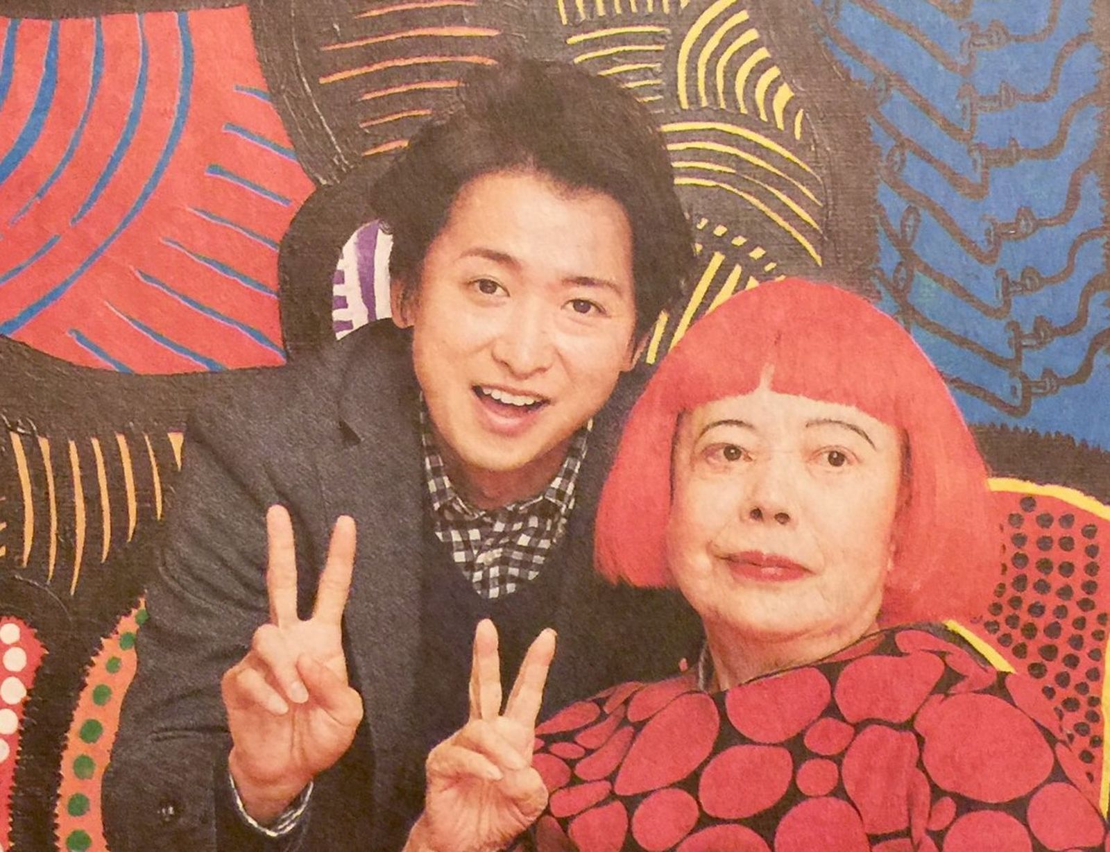 草間彌生(右)與熱愛美術的大野智是忘年之交,曾稱讚大野智很有才華。(網路圖片)