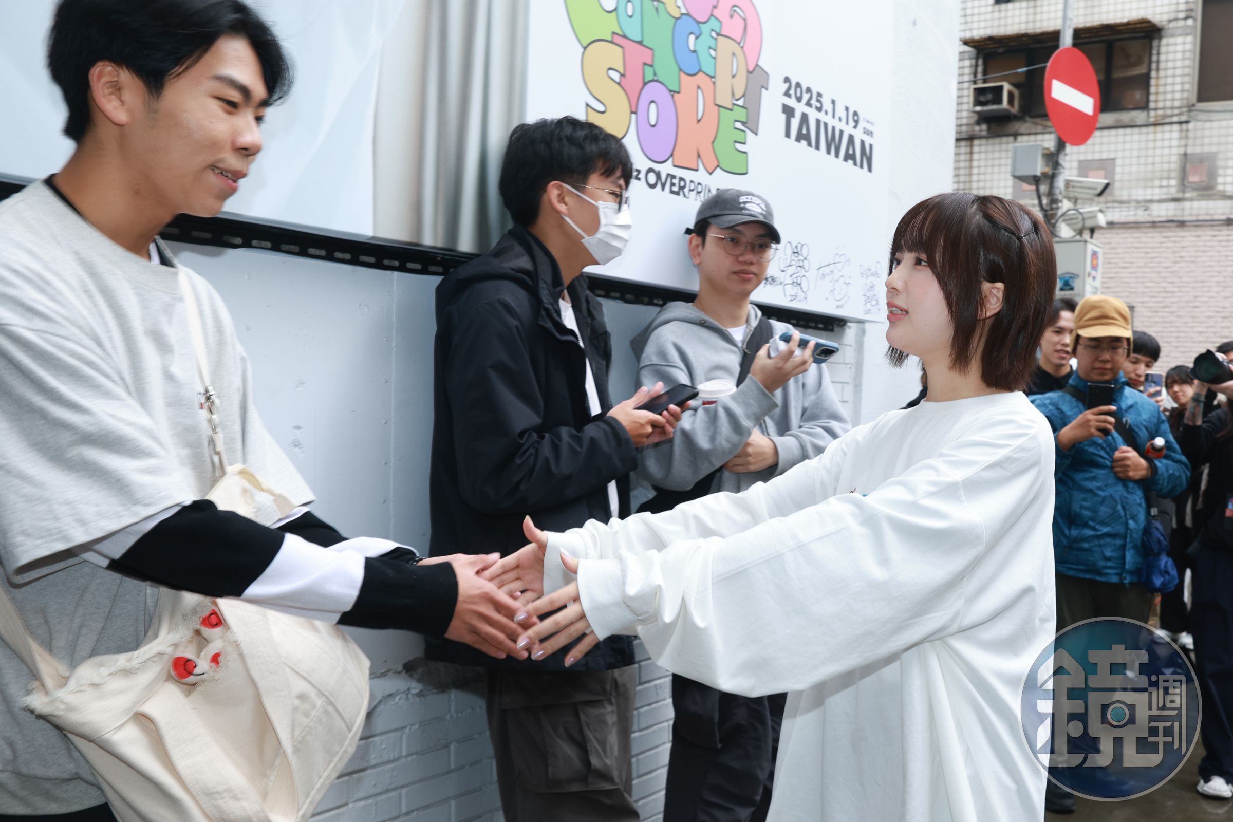 naenano特地到店門外問候排隊的歌迷。