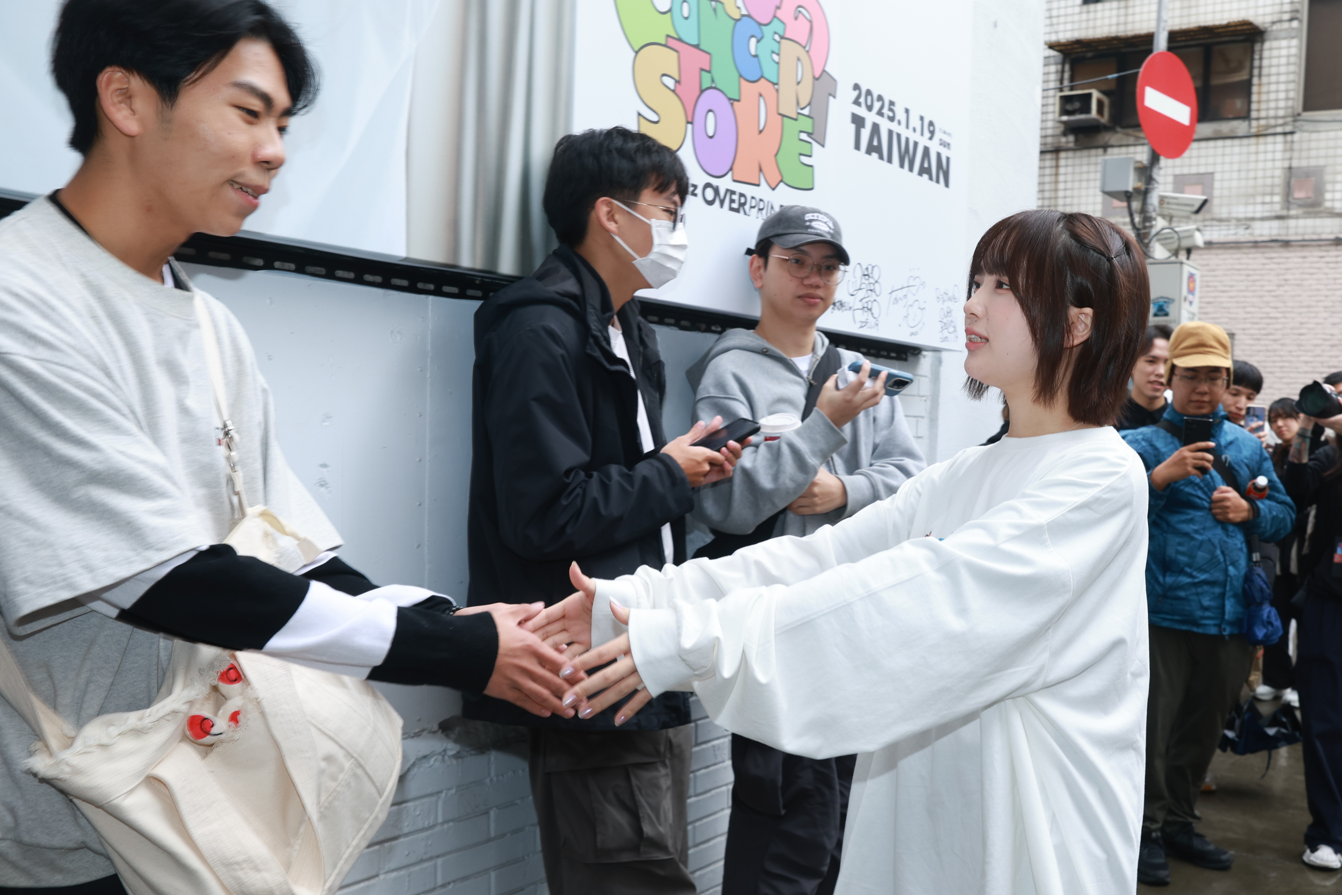 naenano特地到店門外問候排隊的歌迷。