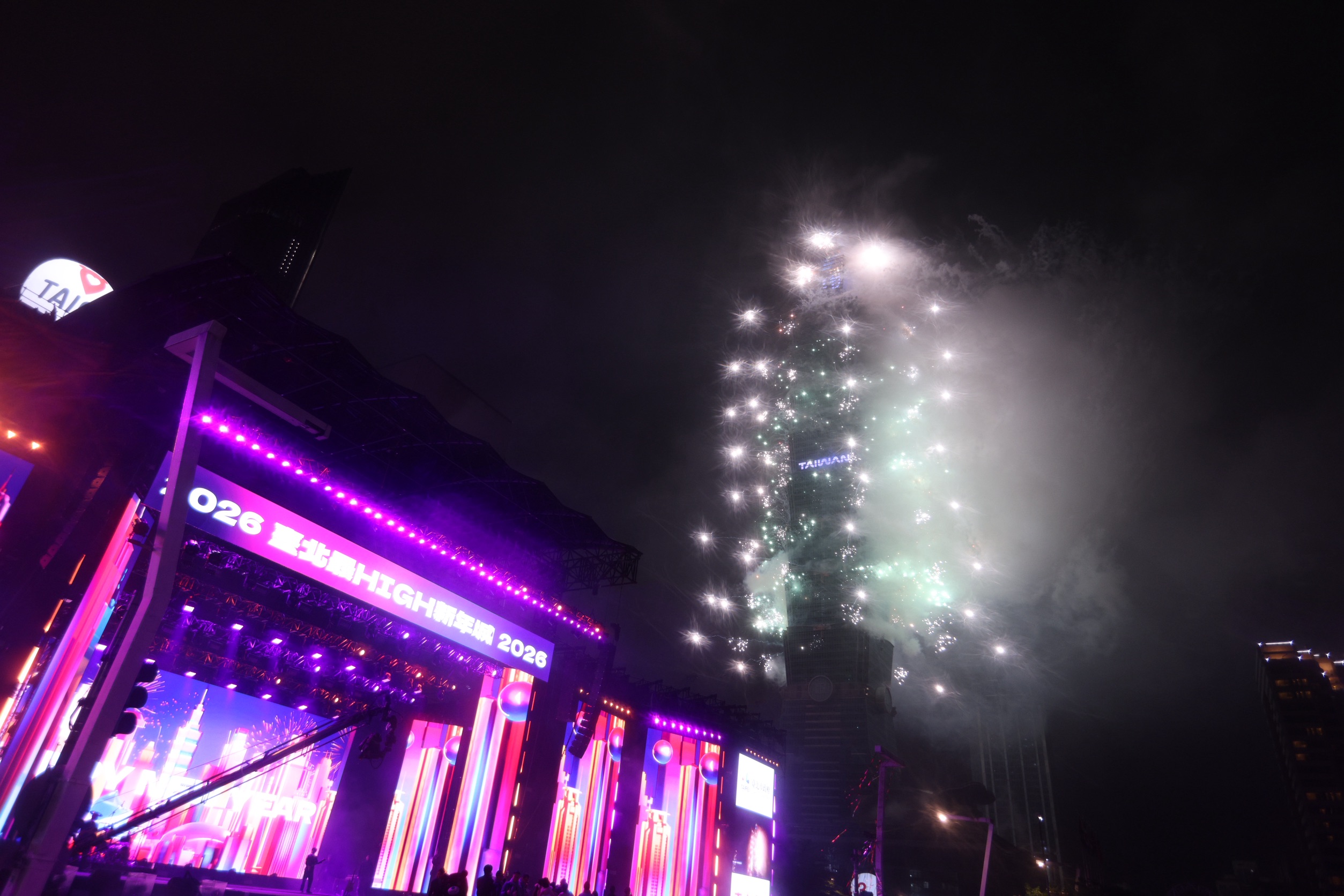 今年台北跨年遇上濕冷雨天，導致101施放煙火時若隱若現，但它們依舊在台北的夜空中綻放。（鏡報劉耀勻攝）