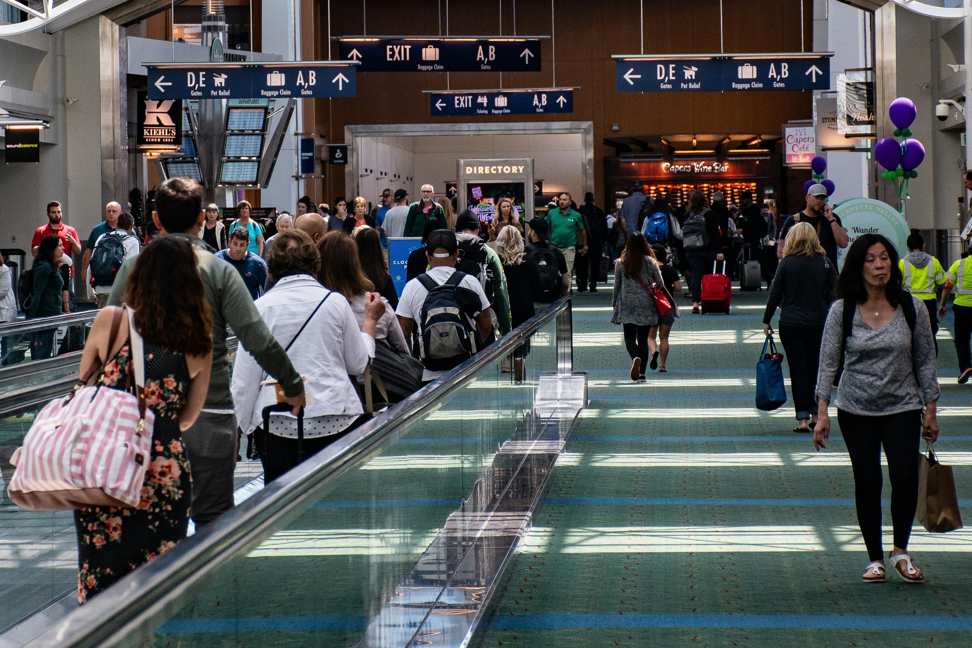 遊客湧入日本之際，卻也帶來不少「後勤困擾」，不少人乾脆在機場或飯店直接丟掉舊行李箱。示意圖（pexels提供）