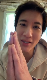 王力宏拍片報平安。(翻攝自微博)