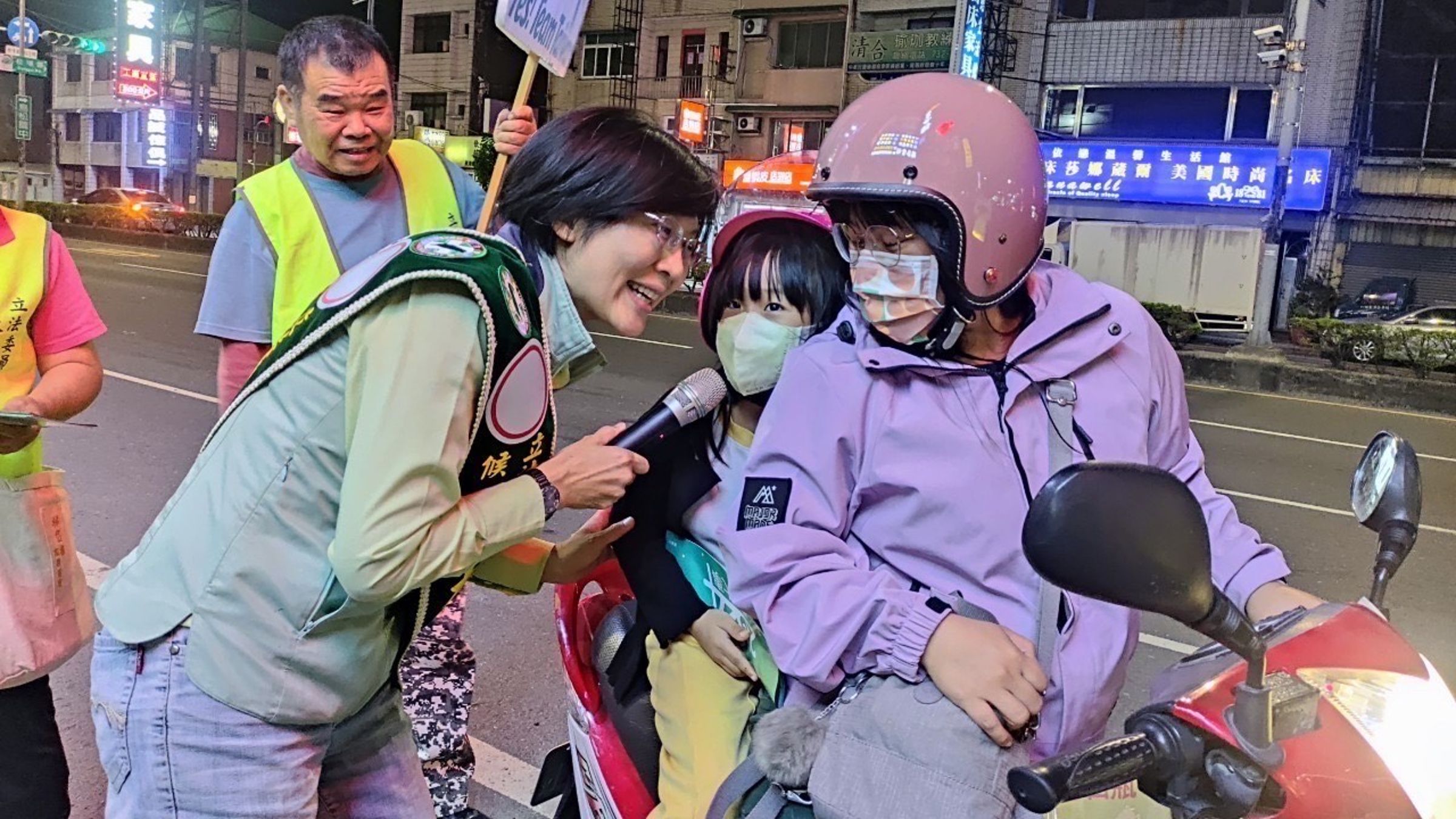 林岱樺力拚七連霸立委,近日密集徒步拜票尋求支持。(林岱樺服務處提供)