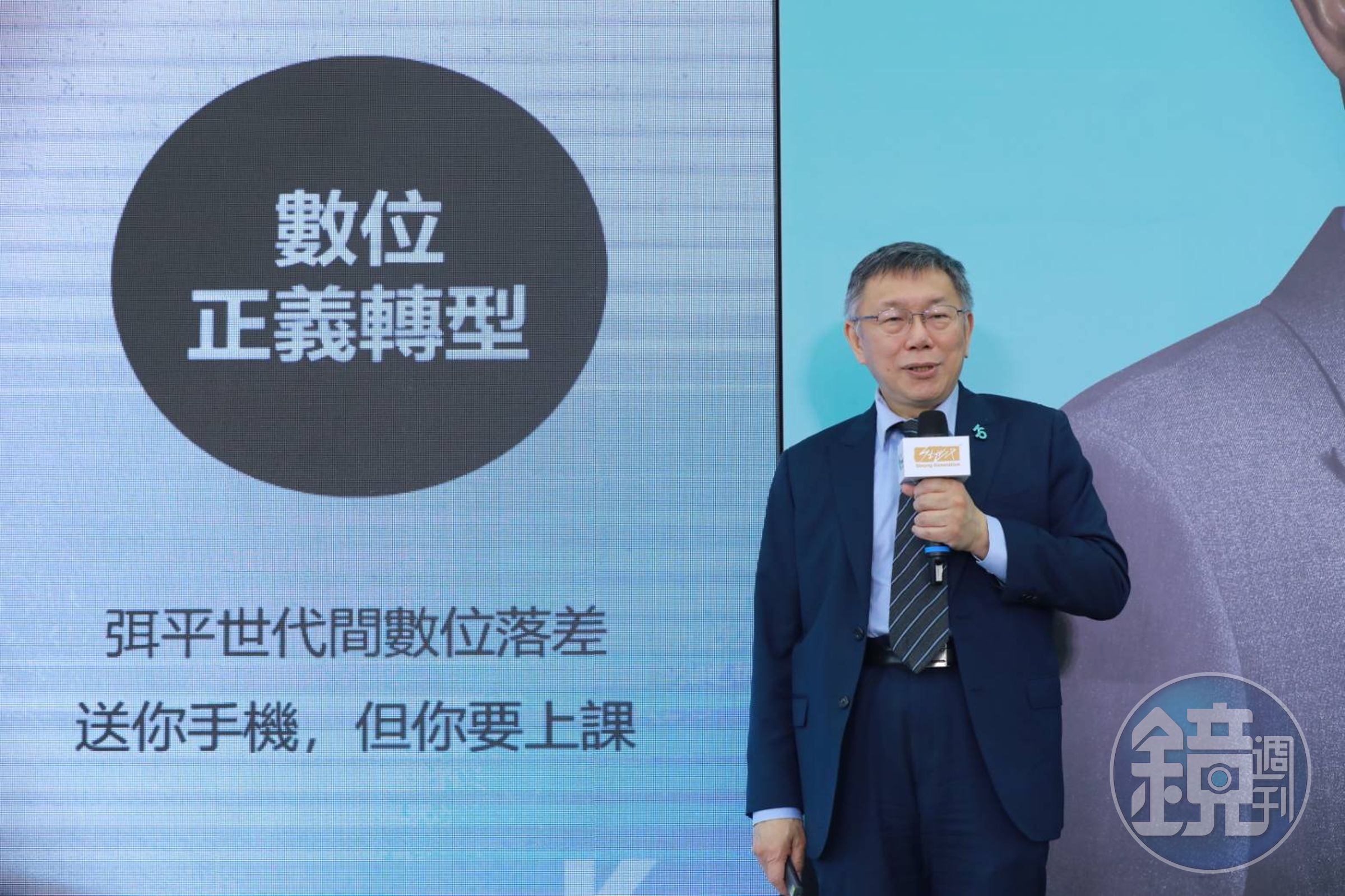 柯文哲(圖)表示自己半年來都被侯營情勒。
