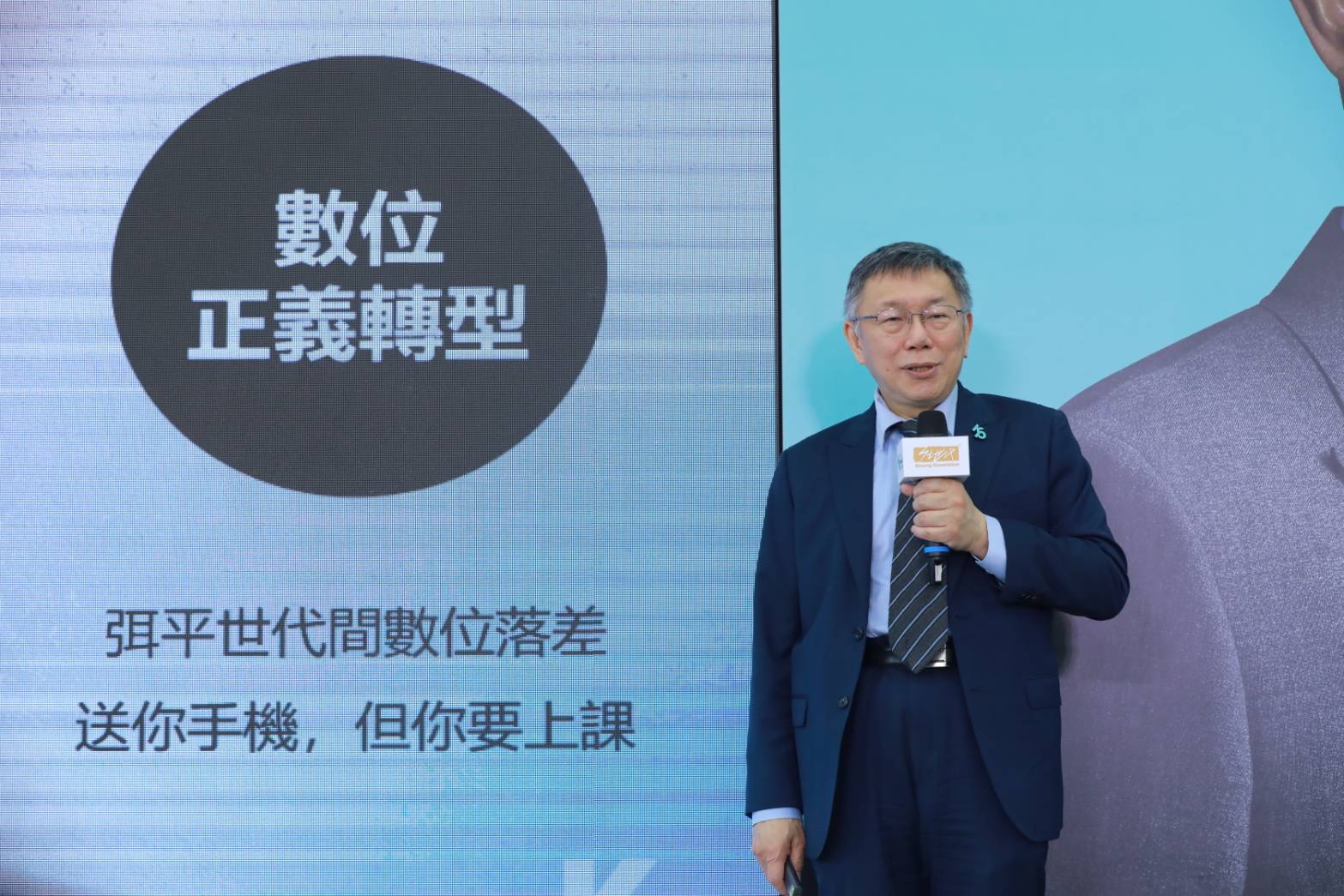 柯文哲（圖）表示自己半年來都被侯營情勒。