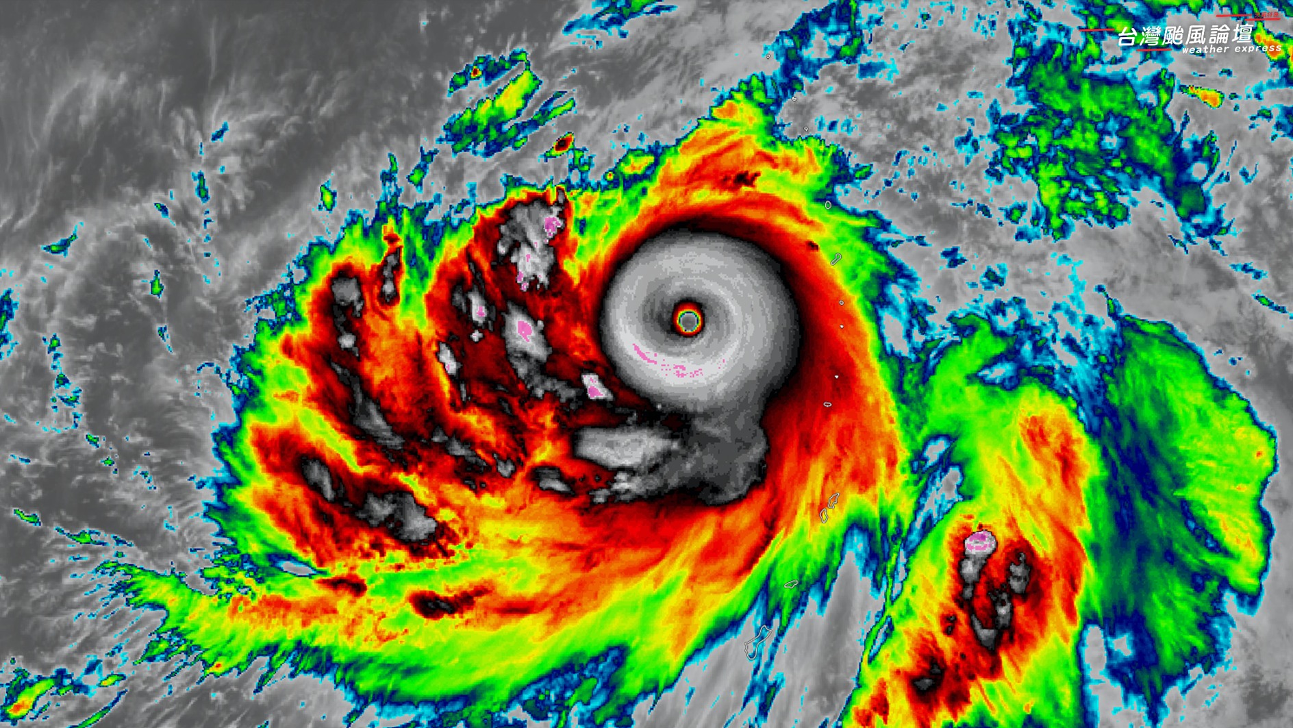 氣象粉專指出，布拉萬颱風眼清晰銳利、核心紮實，且不斷增強，預估將變成「強颱中的強颱」。（翻攝自臉書＠台灣颱風論壇｜天氣特急）