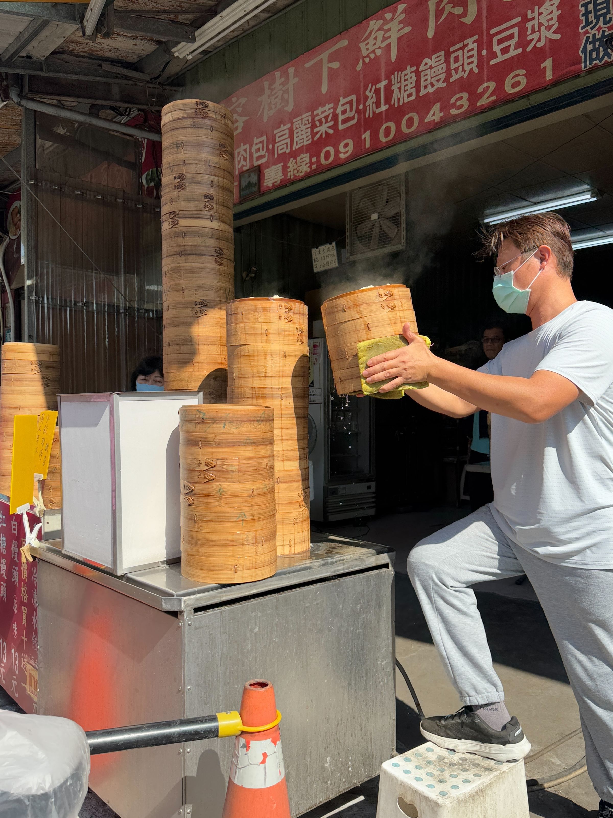 「榕樹下鮮肉包」老闆的蒸籠堆得高高的，雙手從早到晚沒停過。
