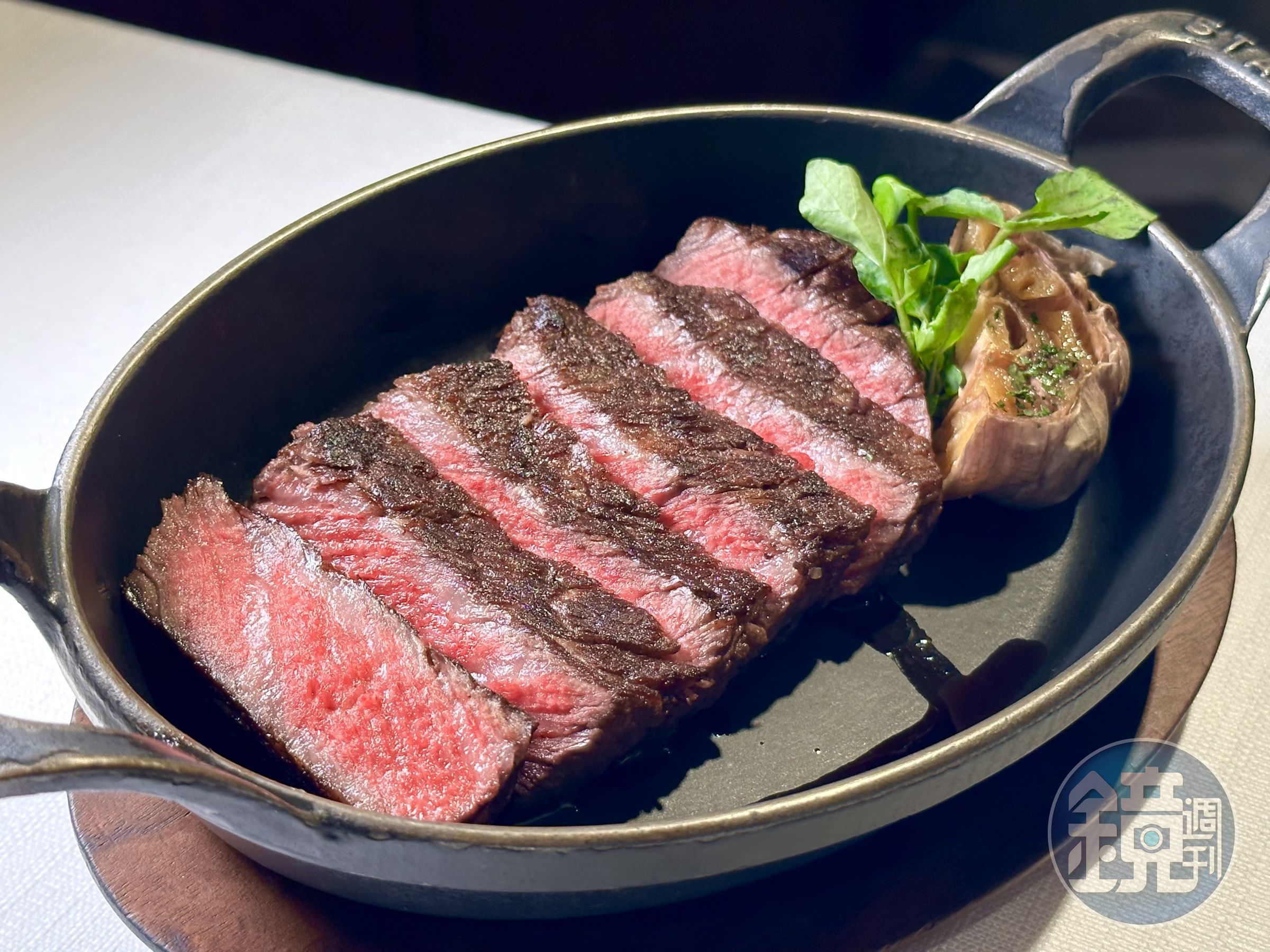 「澳洲M9和牛紐約客牛排」沒有難咬的筋膜或草飼味，反而軟嫩有嚼勁，在嘴裡油香四溢卻不膩口。（2,880元午、晚間套餐）
