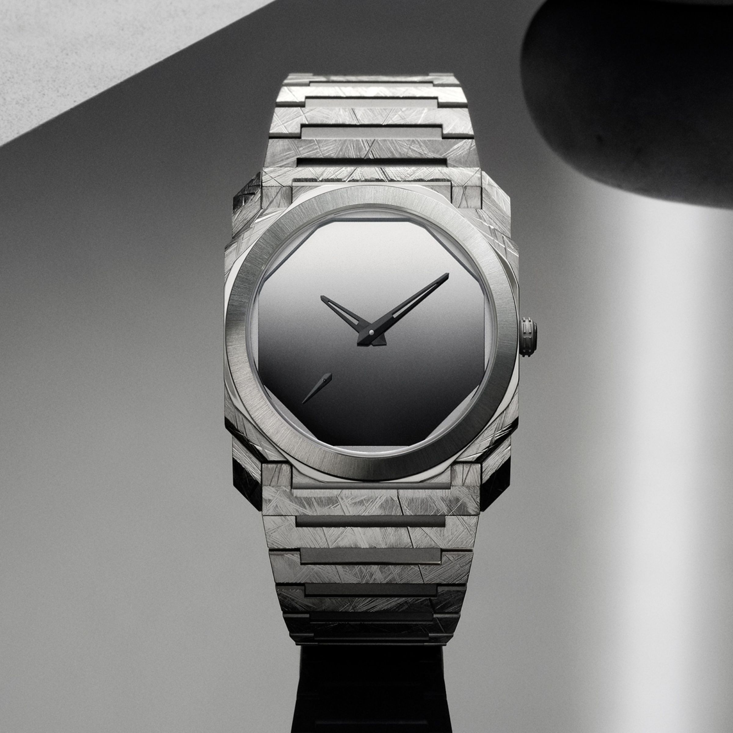 BVLGARI Octo Finissimo X 李禹煥限量款｜錶徑40mm／鈦金屬材質／時、分、小秒指示／BVL138自動上鏈機芯／動力儲存約60小時／防水30米／全球限量150只