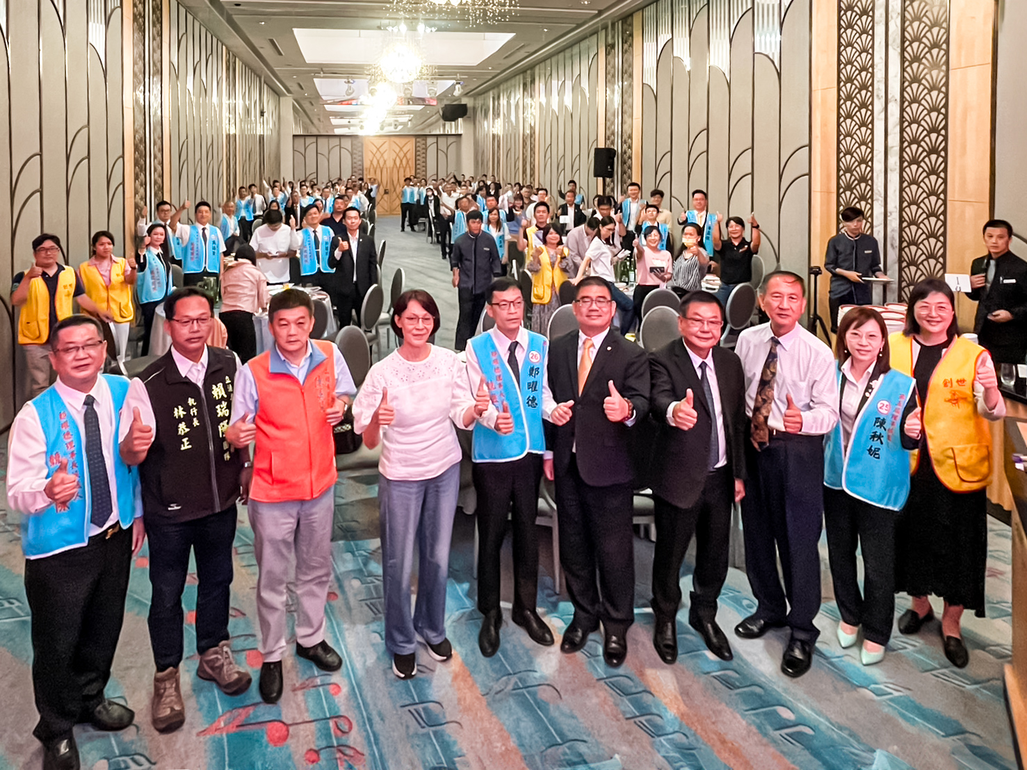 鄭曜德日前(5/23)舉辦的選前之夜，不僅同業、自營品牌支持者齊聚，更有多位民意代表、公益團體前來相挺。